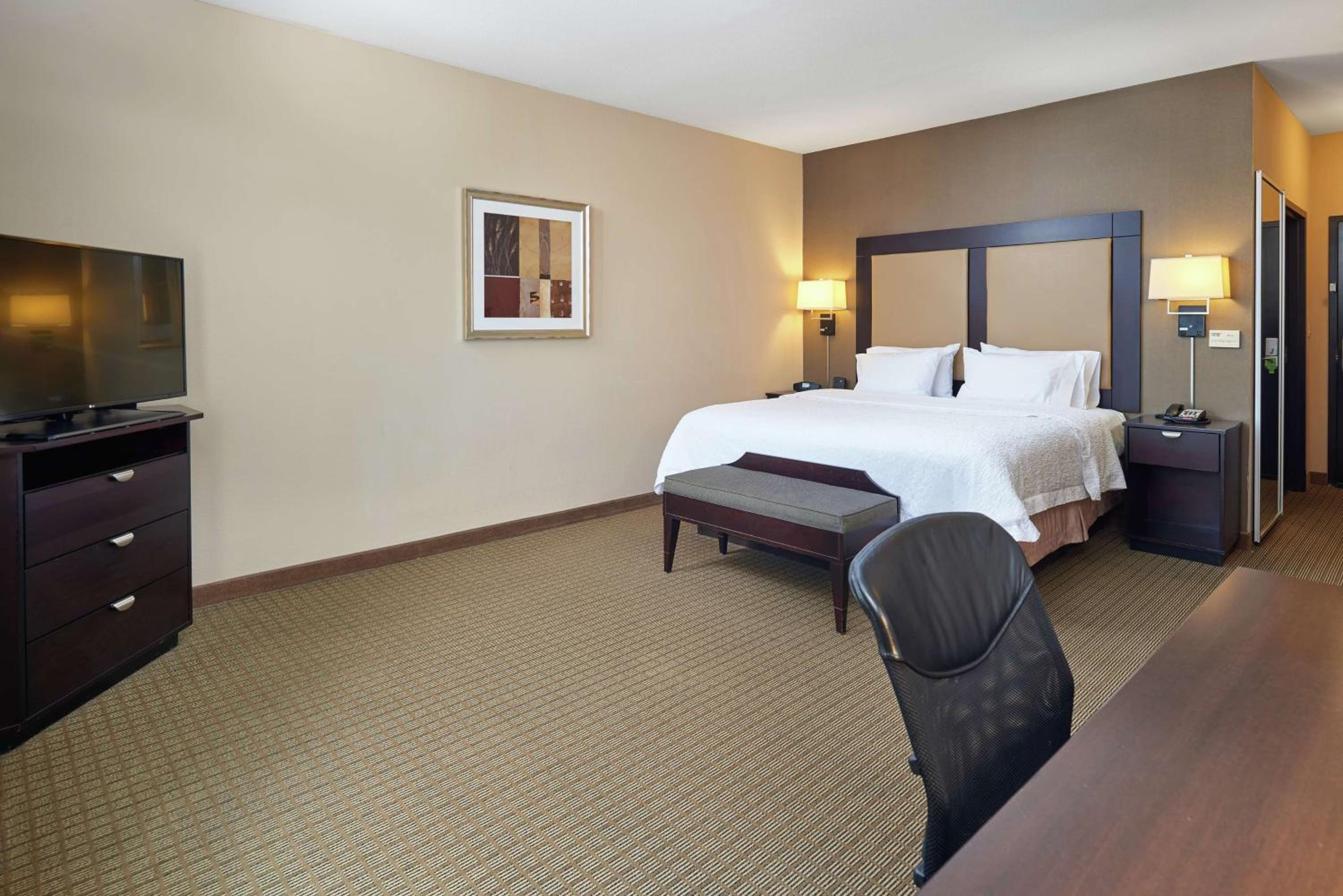 King Room with King Bed - Non-Smoking - Photo 1