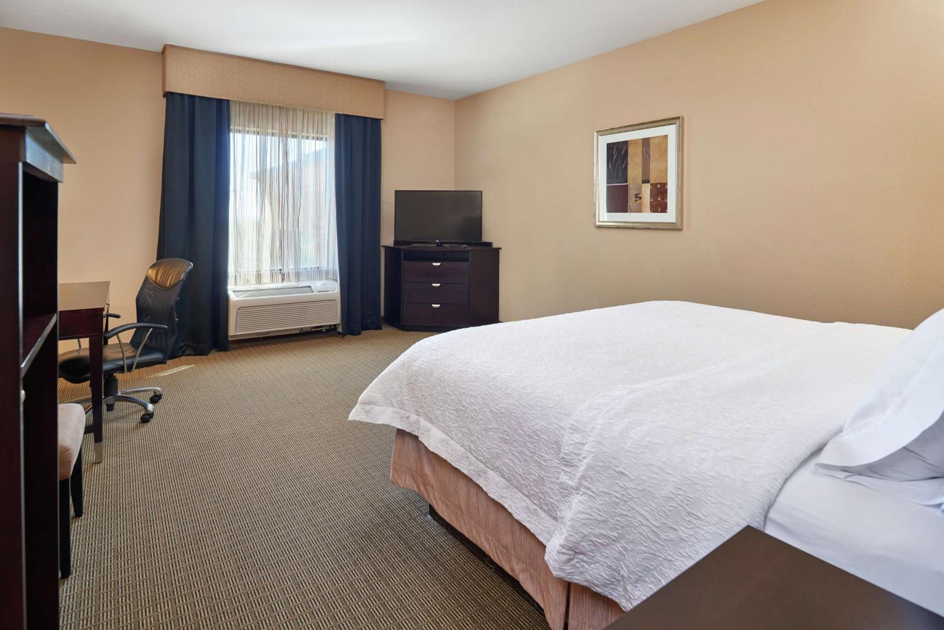 King Room with King Bed - Non-Smoking - Photo 2