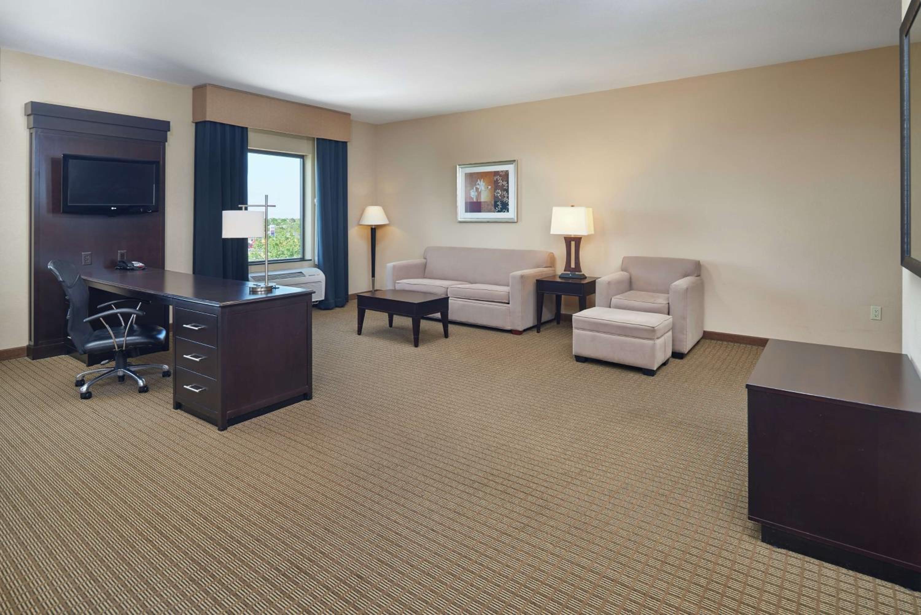 Queen Studio Suite with Two Queen Beds - Non-Smoking - Photo 1