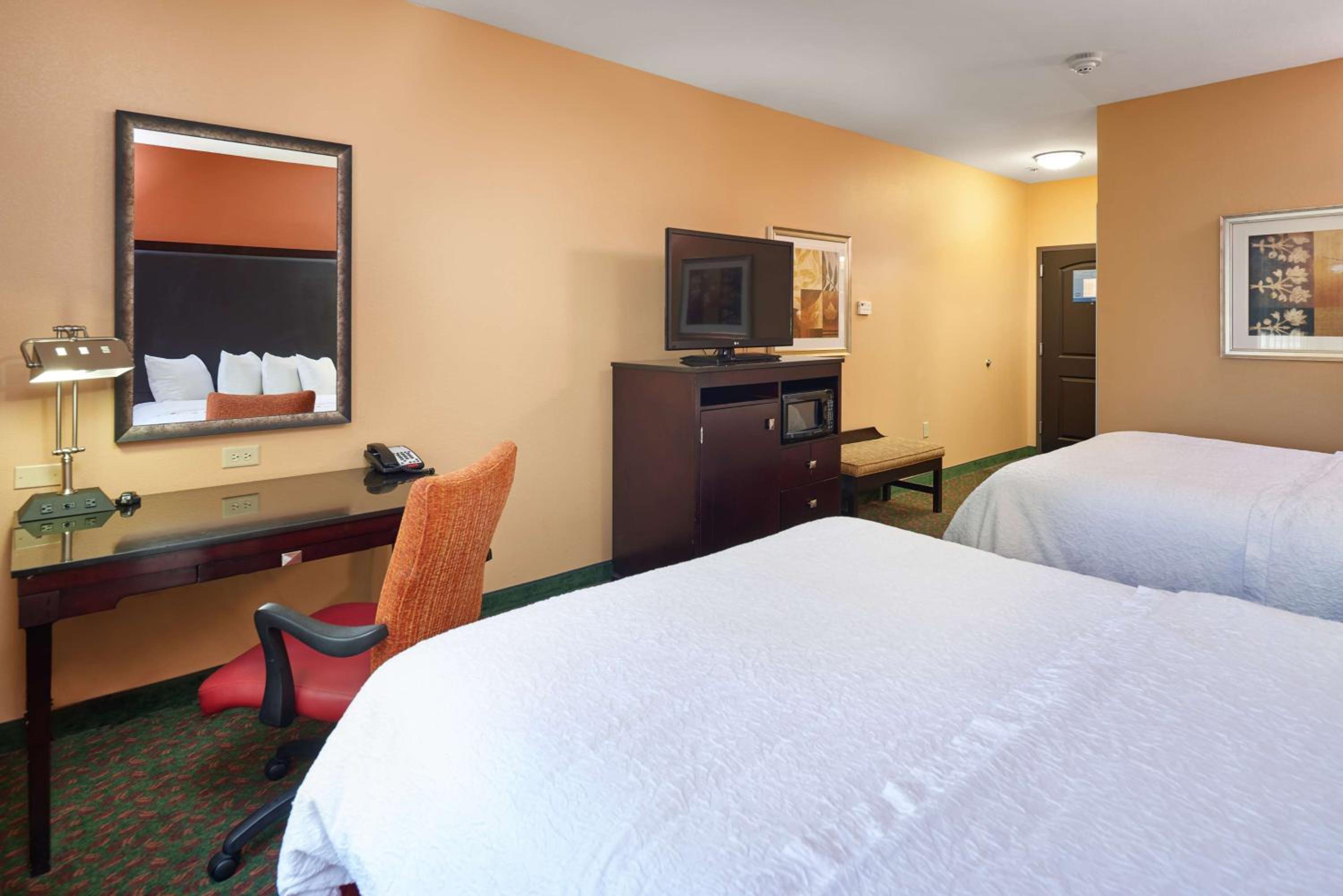Room with Two Queen Beds - Non-Smoking - Photo 2