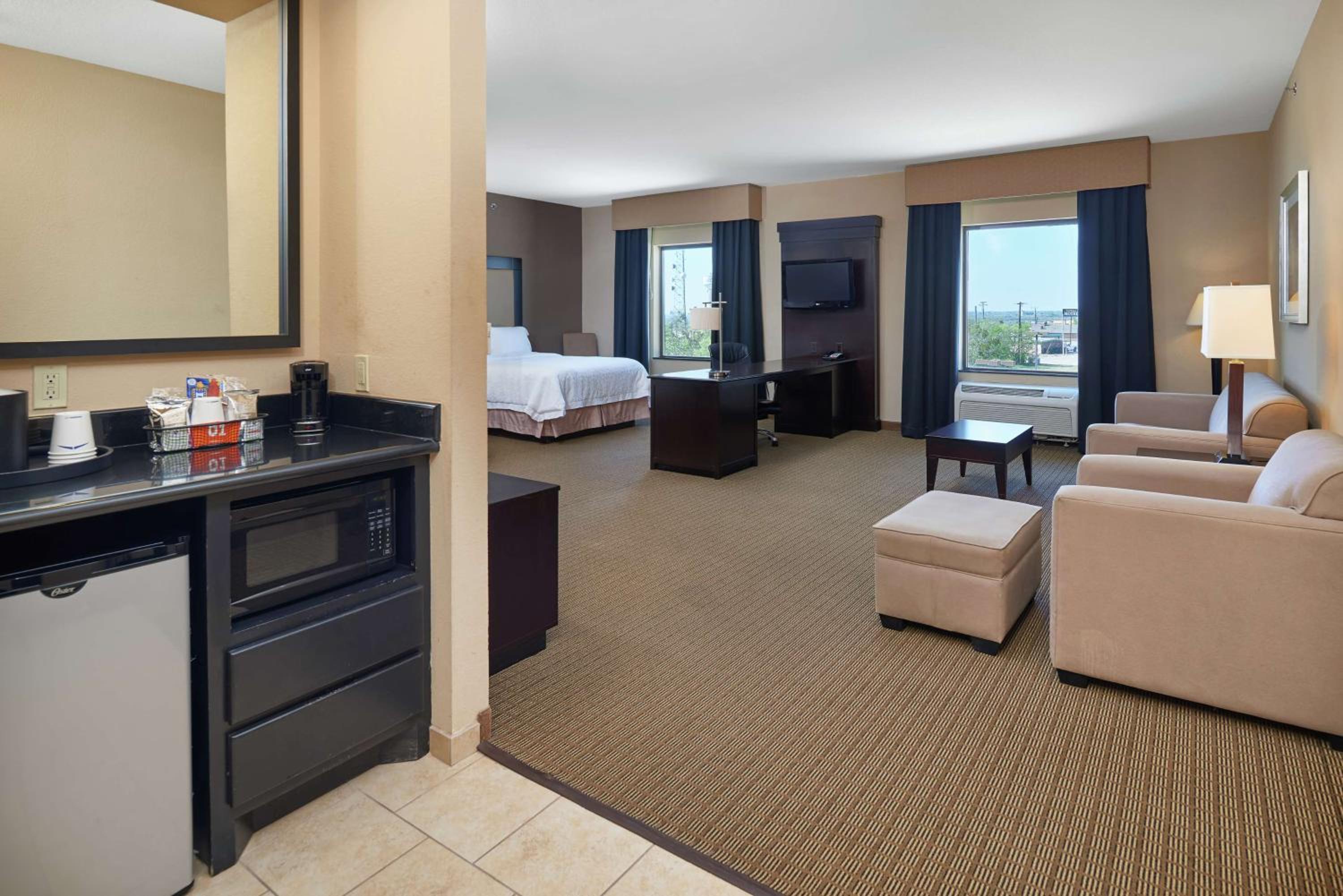 Queen Studio Suite with Two Queen Beds - Non-Smoking - Photo 4