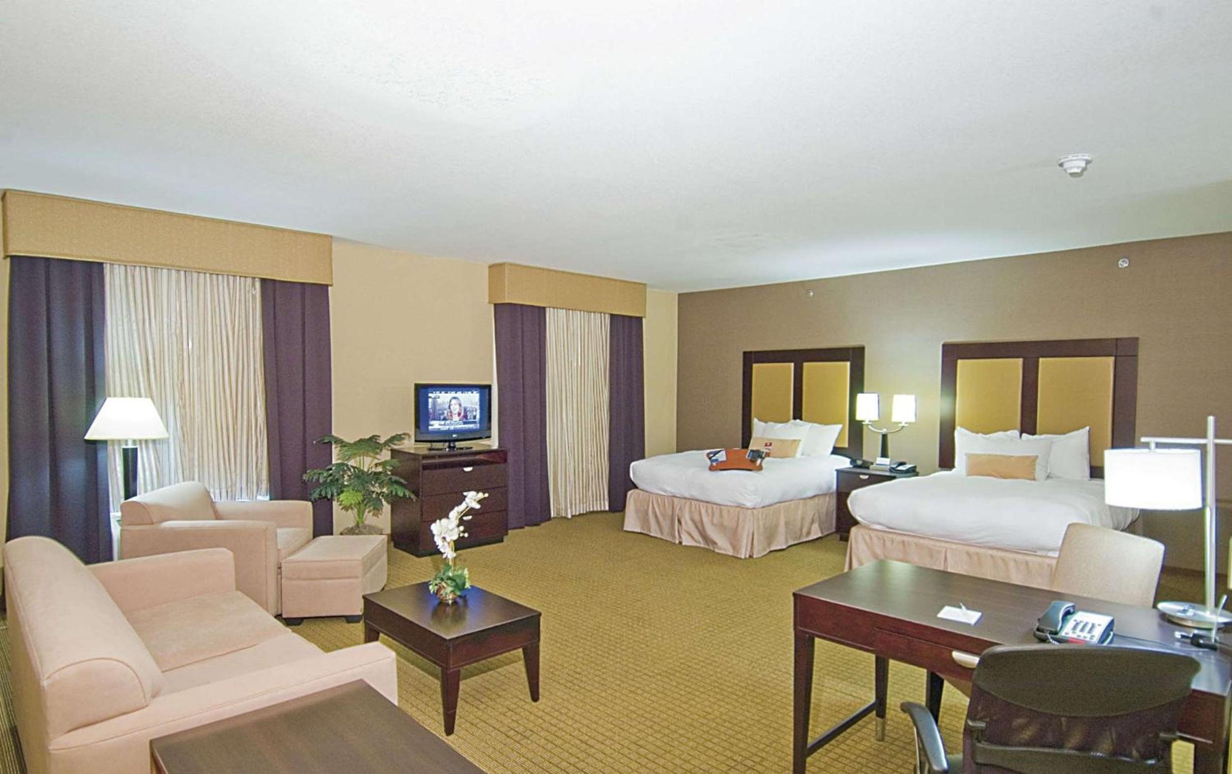 Queen Studio Suite with Two Queen Beds - Non-Smoking - Photo 3