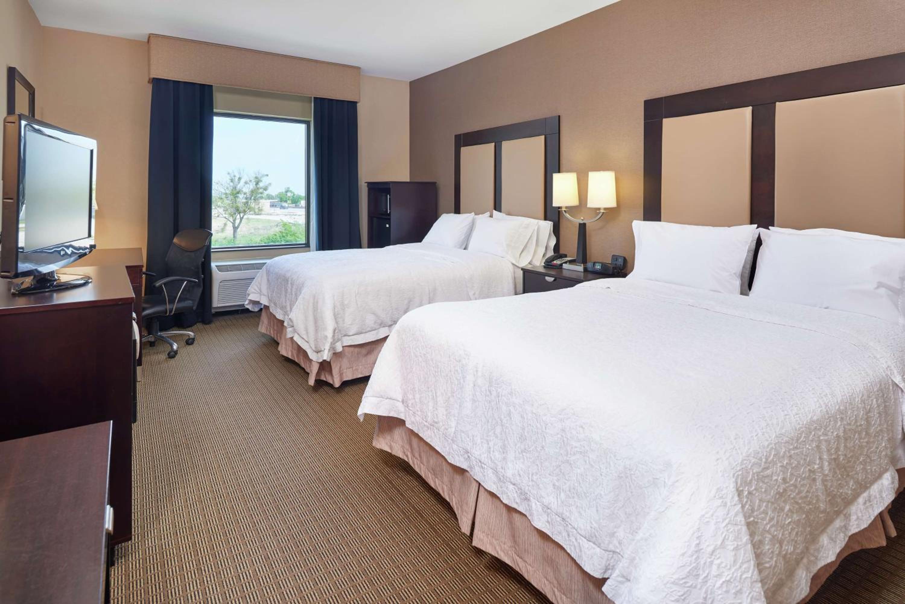 Room with Two Queen Beds - Non-Smoking - Photo 2