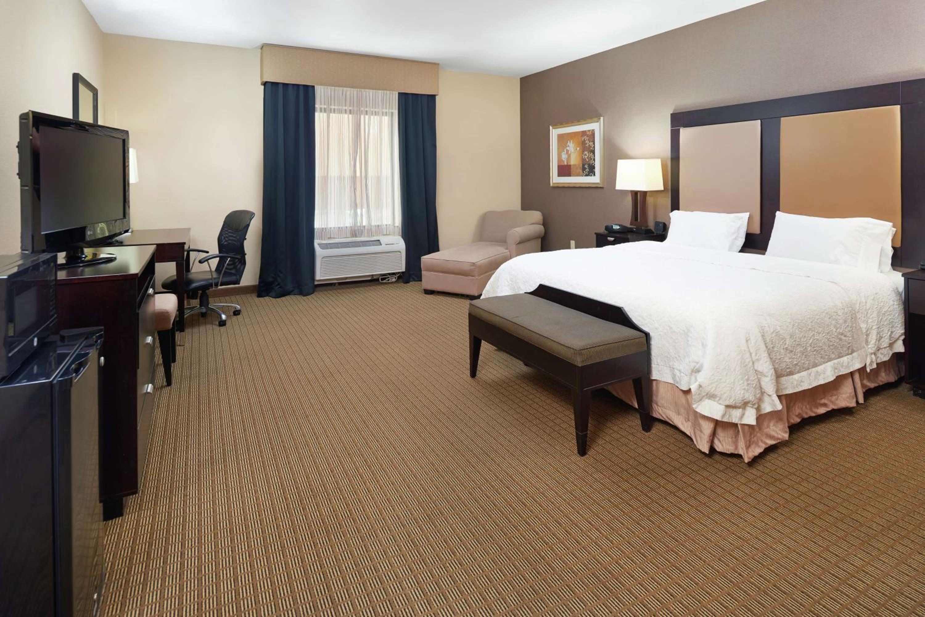 King Room with King Bed - Non-Smoking - Photo 4