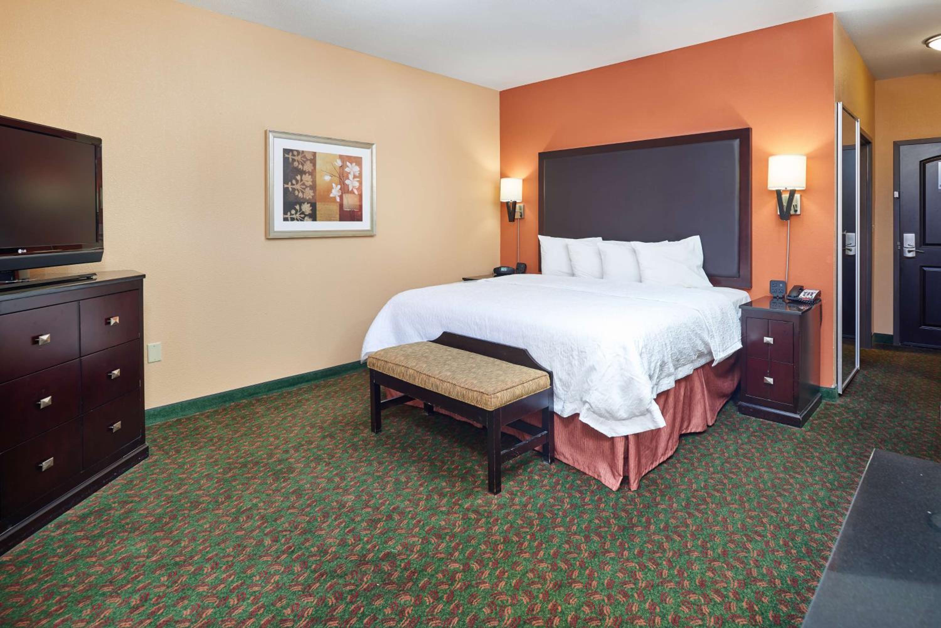King Room with King Bed - Non-Smoking - Photo 1