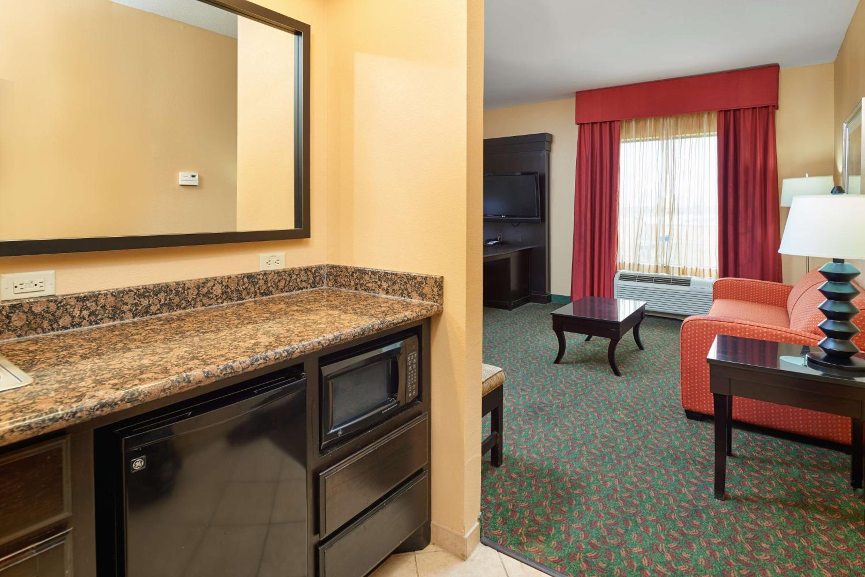 King Studio Suite with Sofa Bed - Non-Smoking - Photo 4