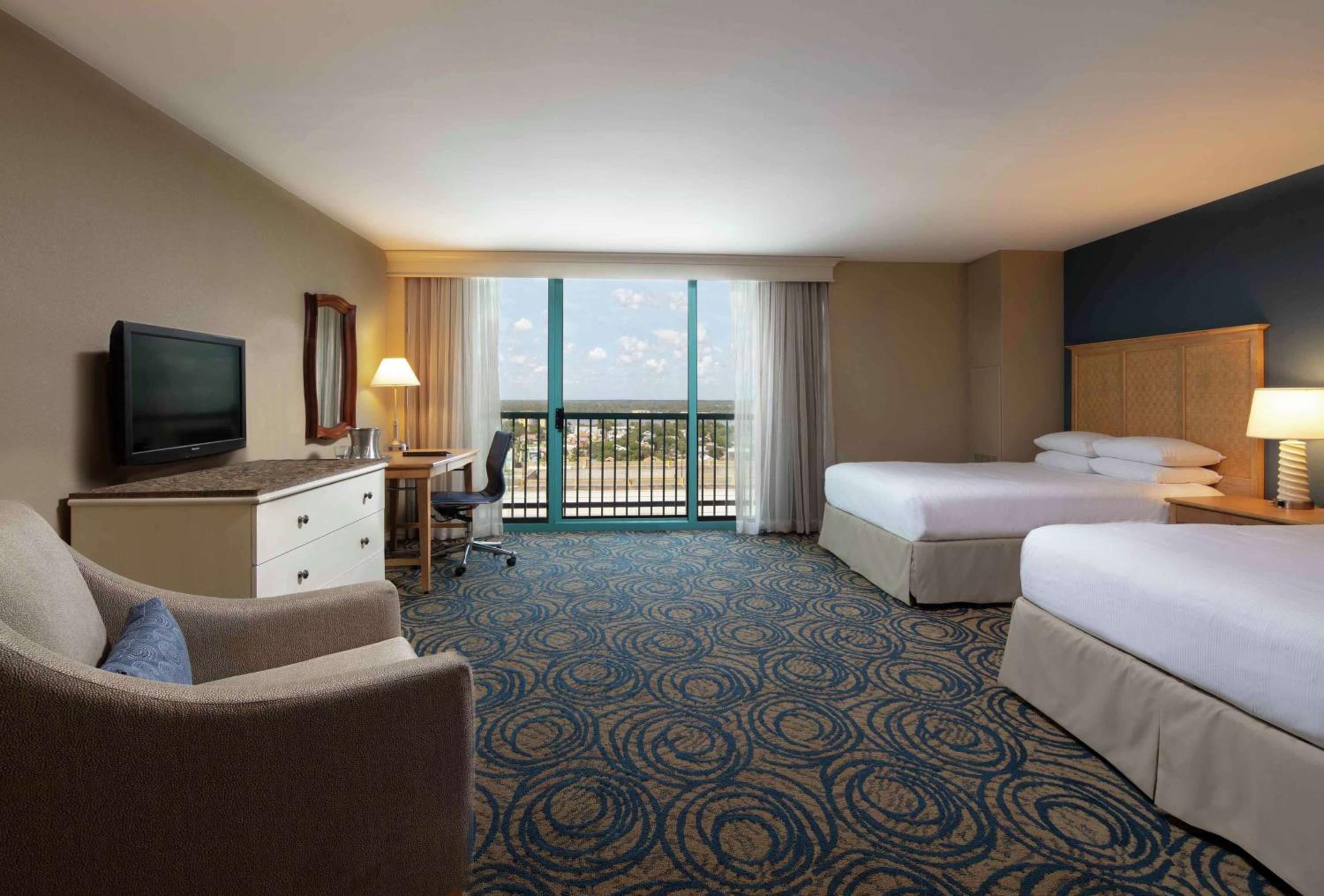 Queen Room with Two Queen Beds with City View  - Photo 2