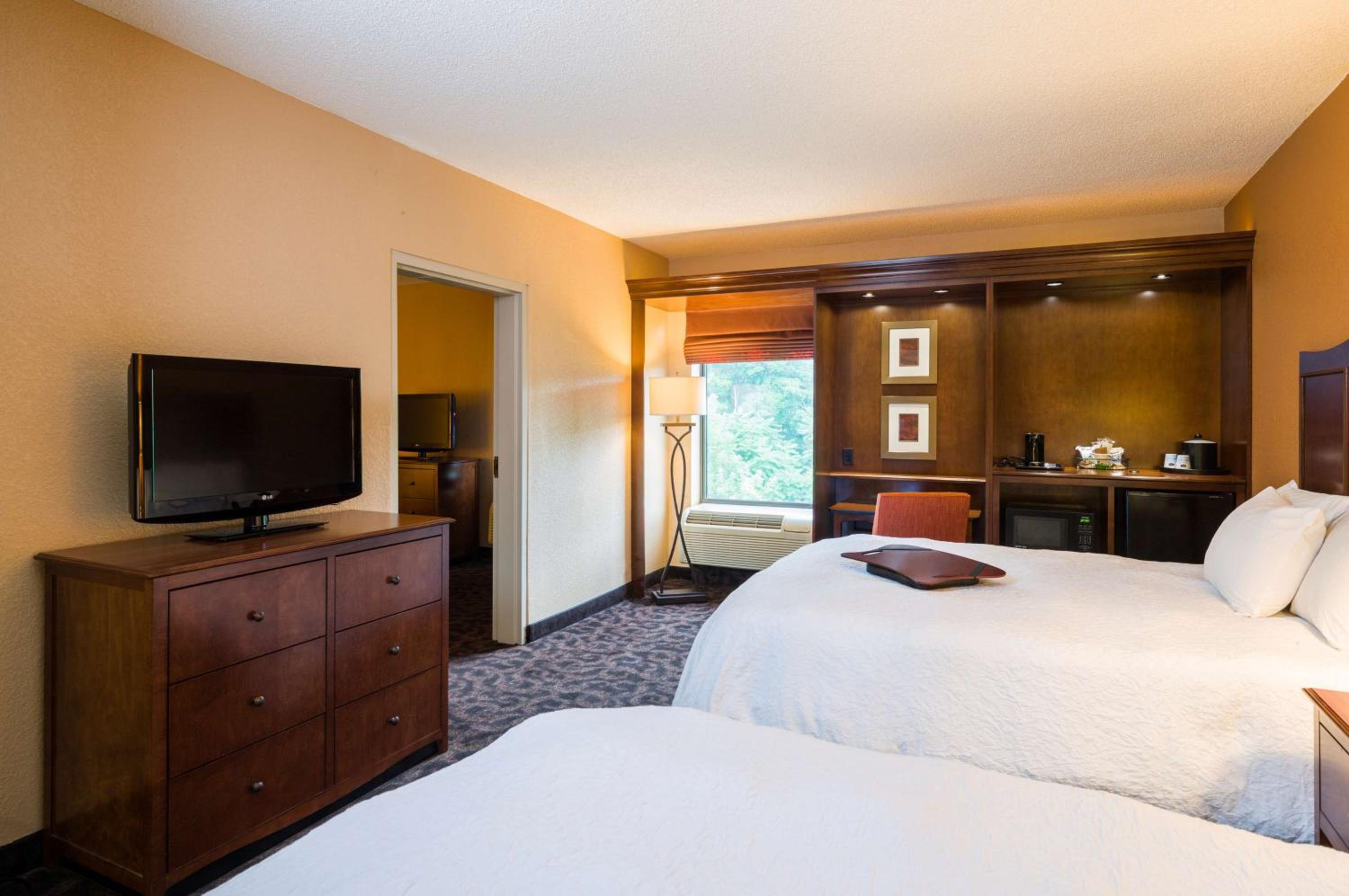 Room with Two Queen Beds - Non-Smoking - Photo 2