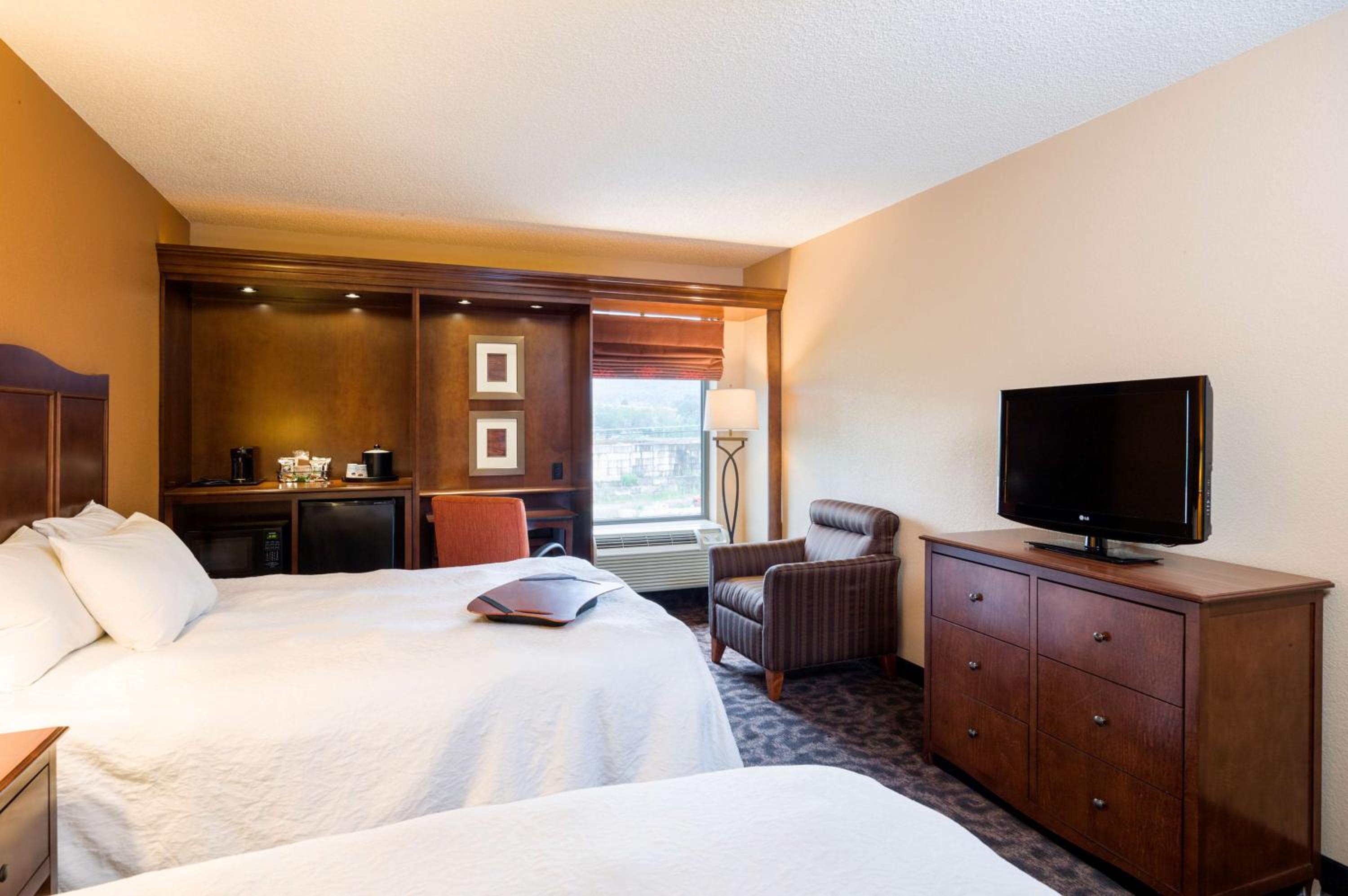Room with Two Queen Beds - Non-Smoking - Photo 4