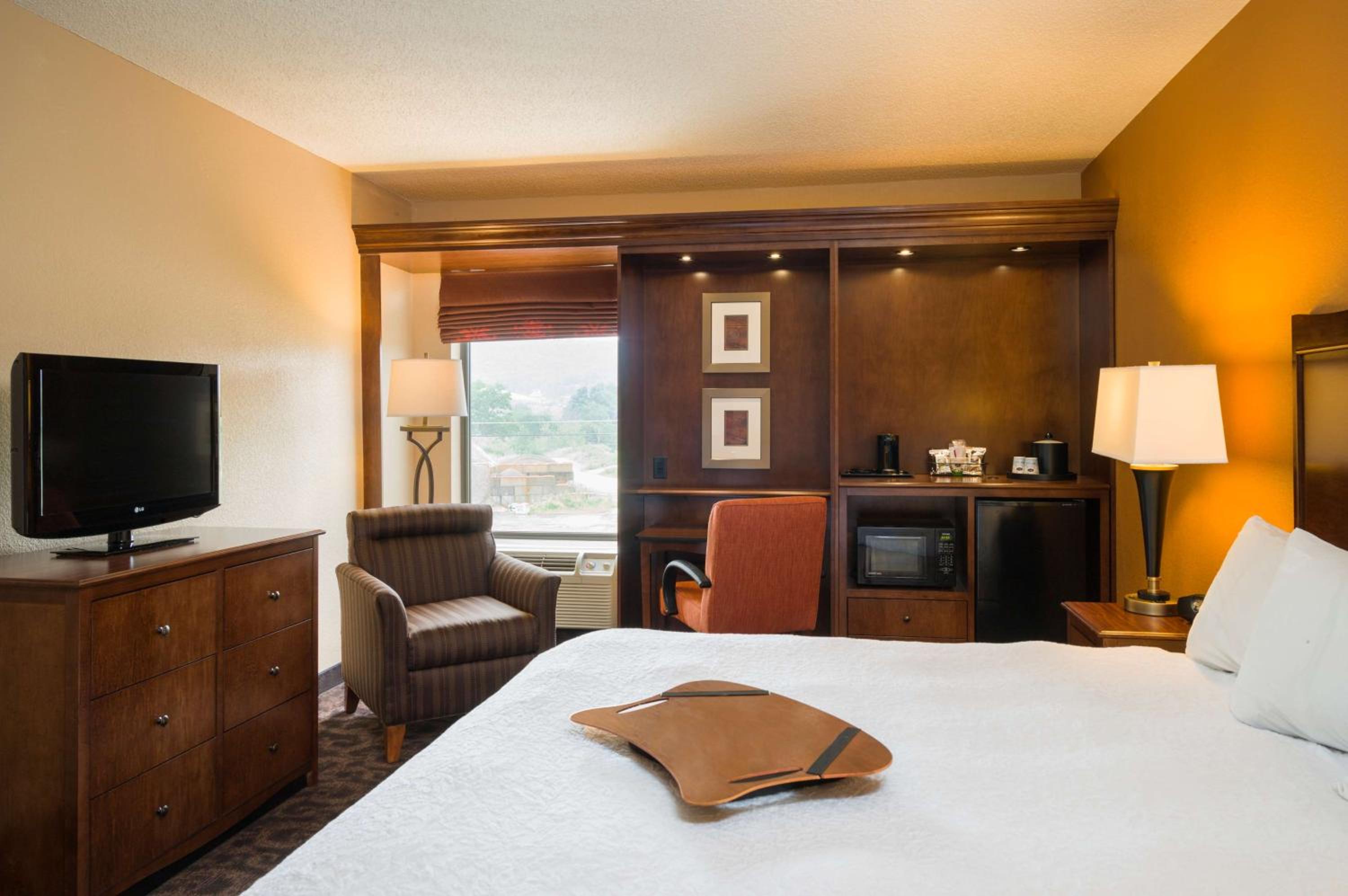King Room - Non-Smoking - Photo 3