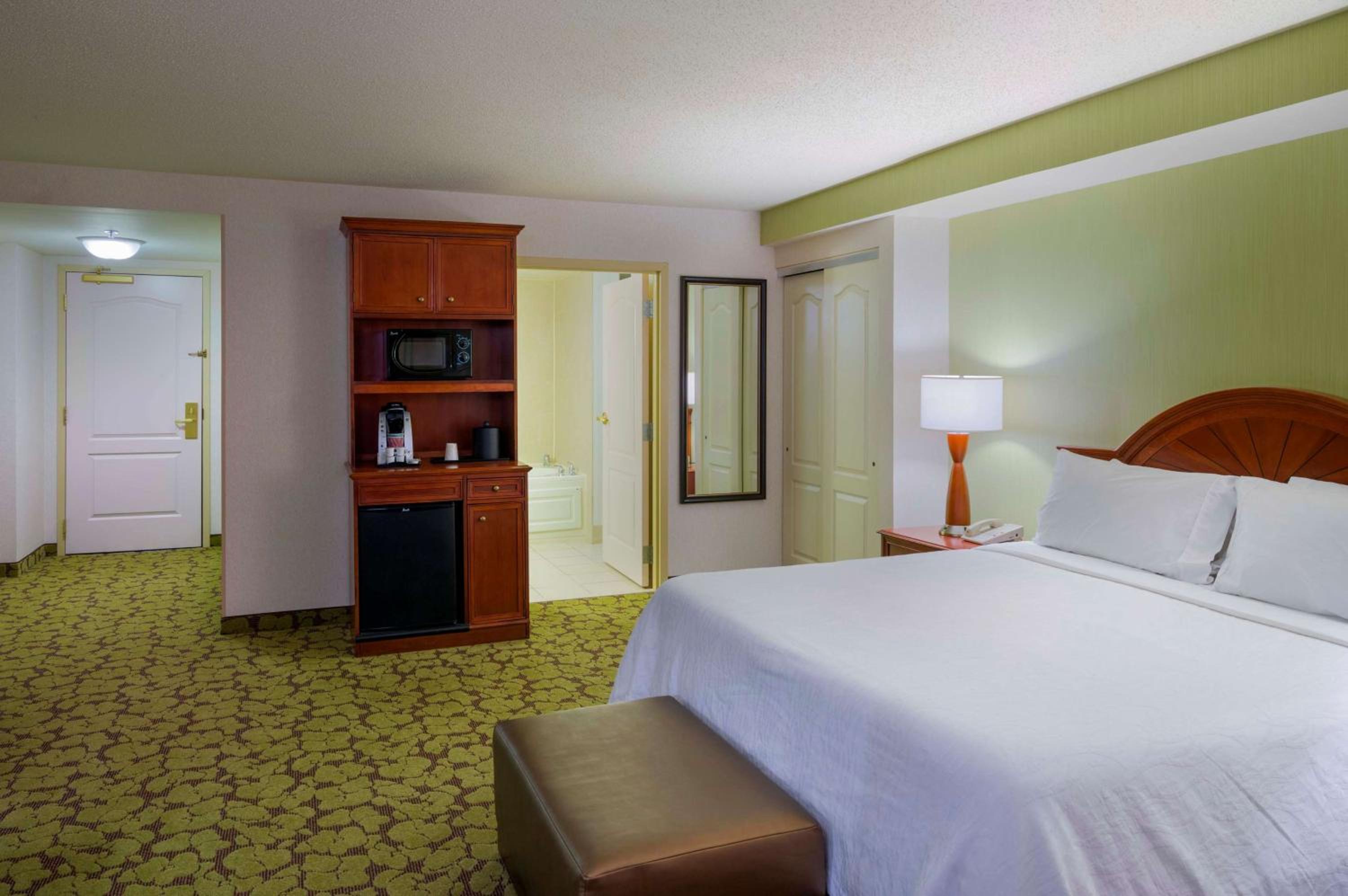 Deluxe King Room with Spa Bath photo 1