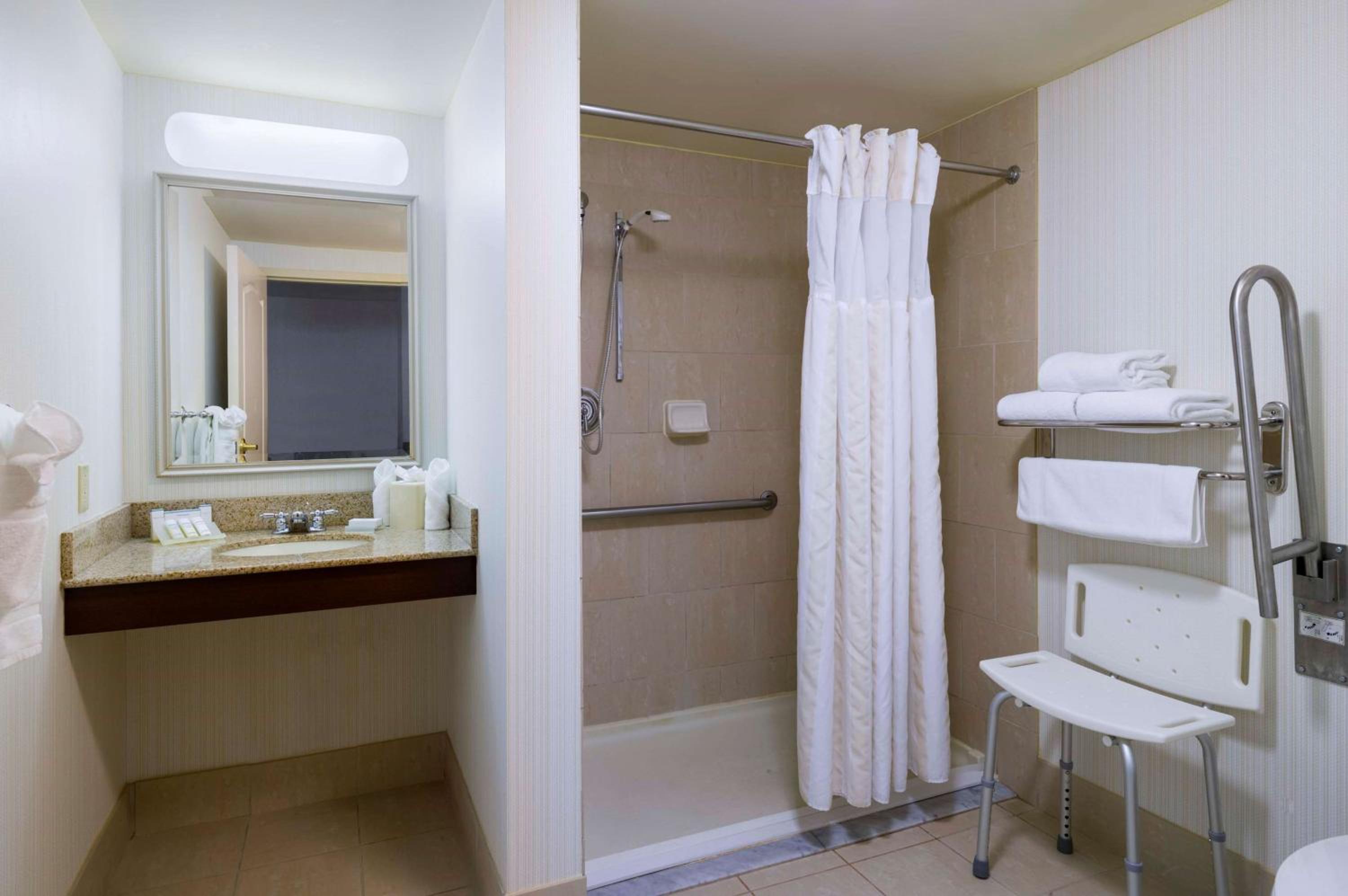King Room - Hearing Access - Photo 3