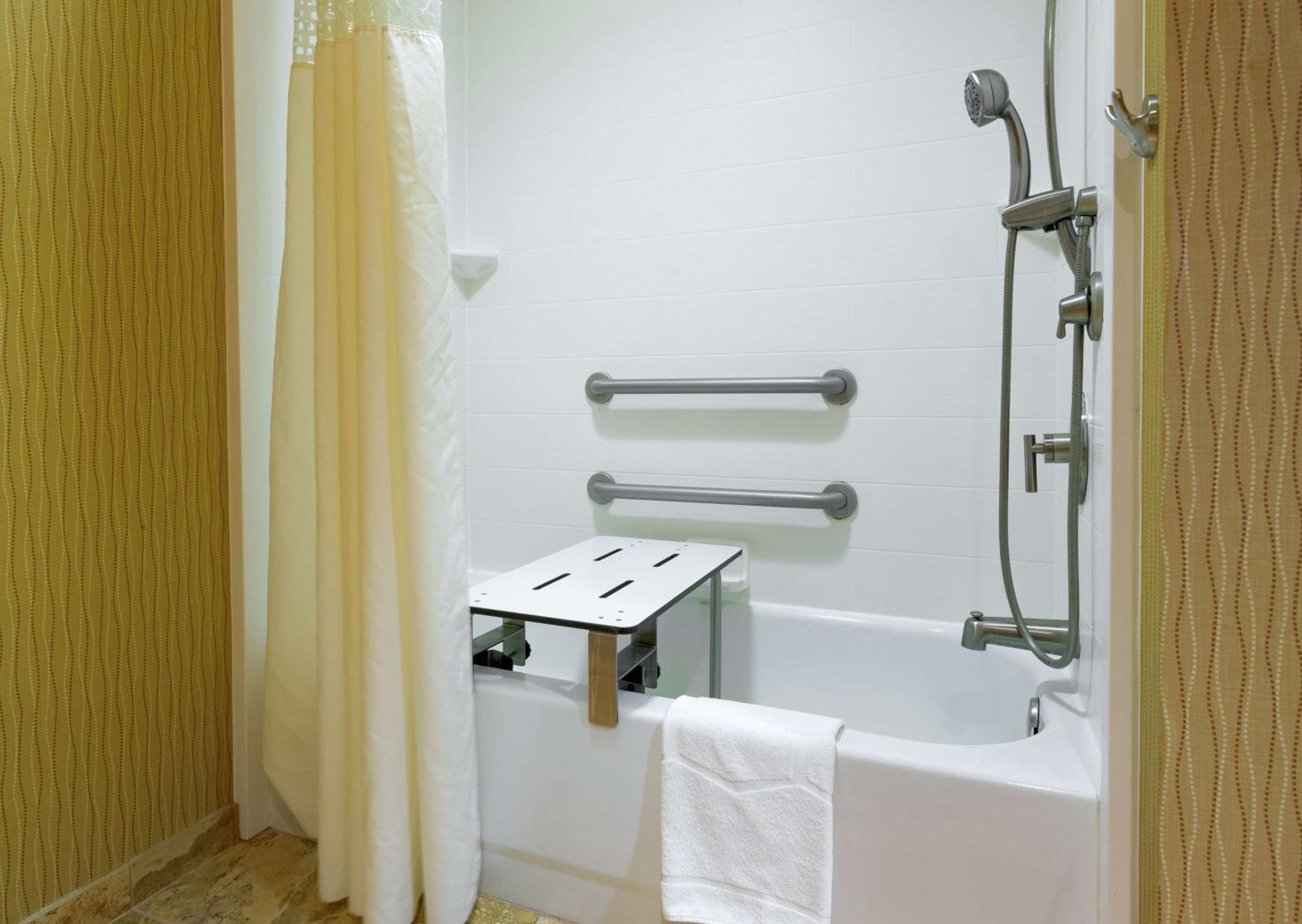 Queen Room with Mobility Access/Non-Smoking - Photo 3