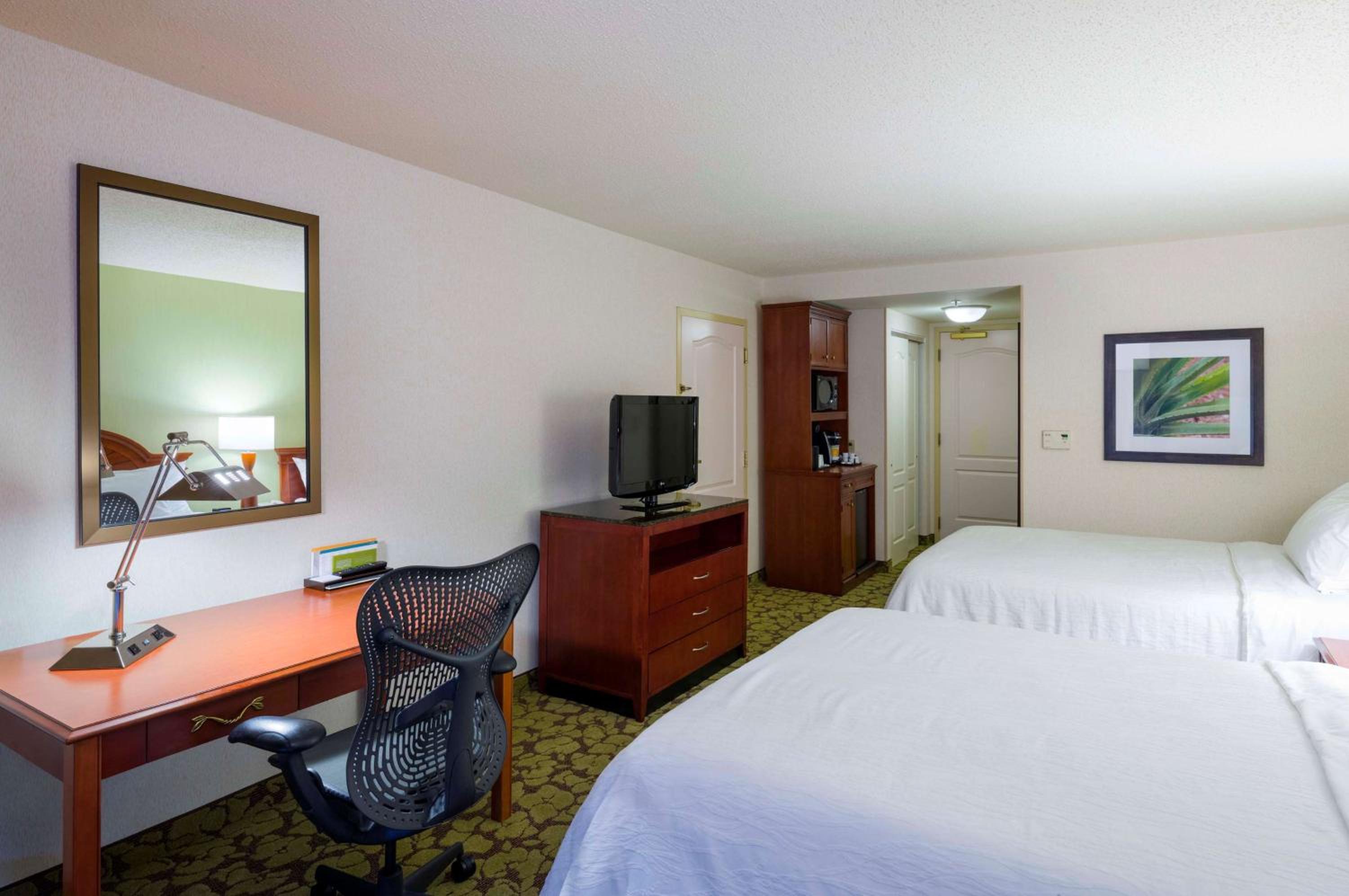 Queen Room with Two Queen Beds - Photo 4