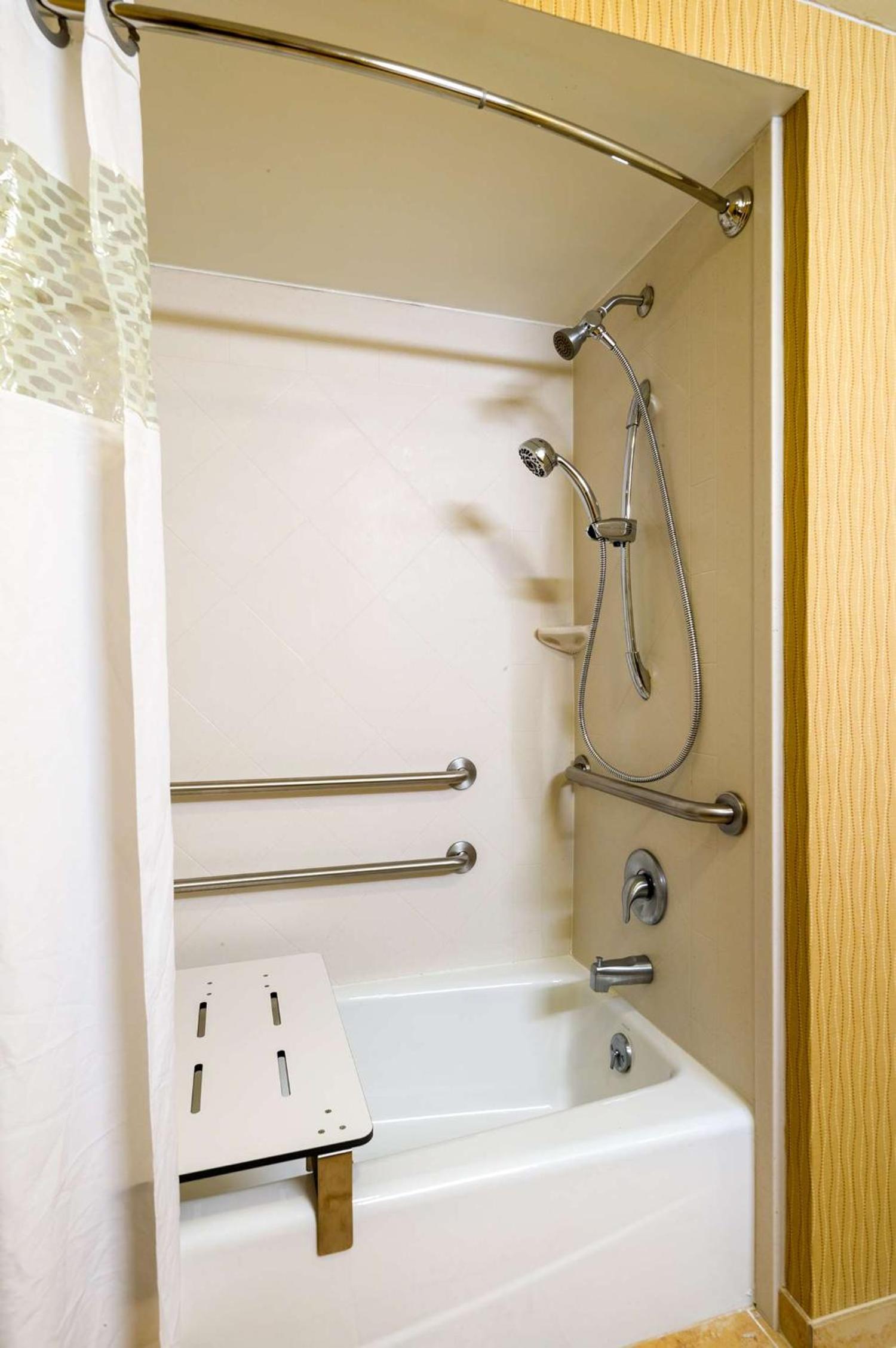 Queen Room with Mobility Access/Non-Smoking - Photo 4