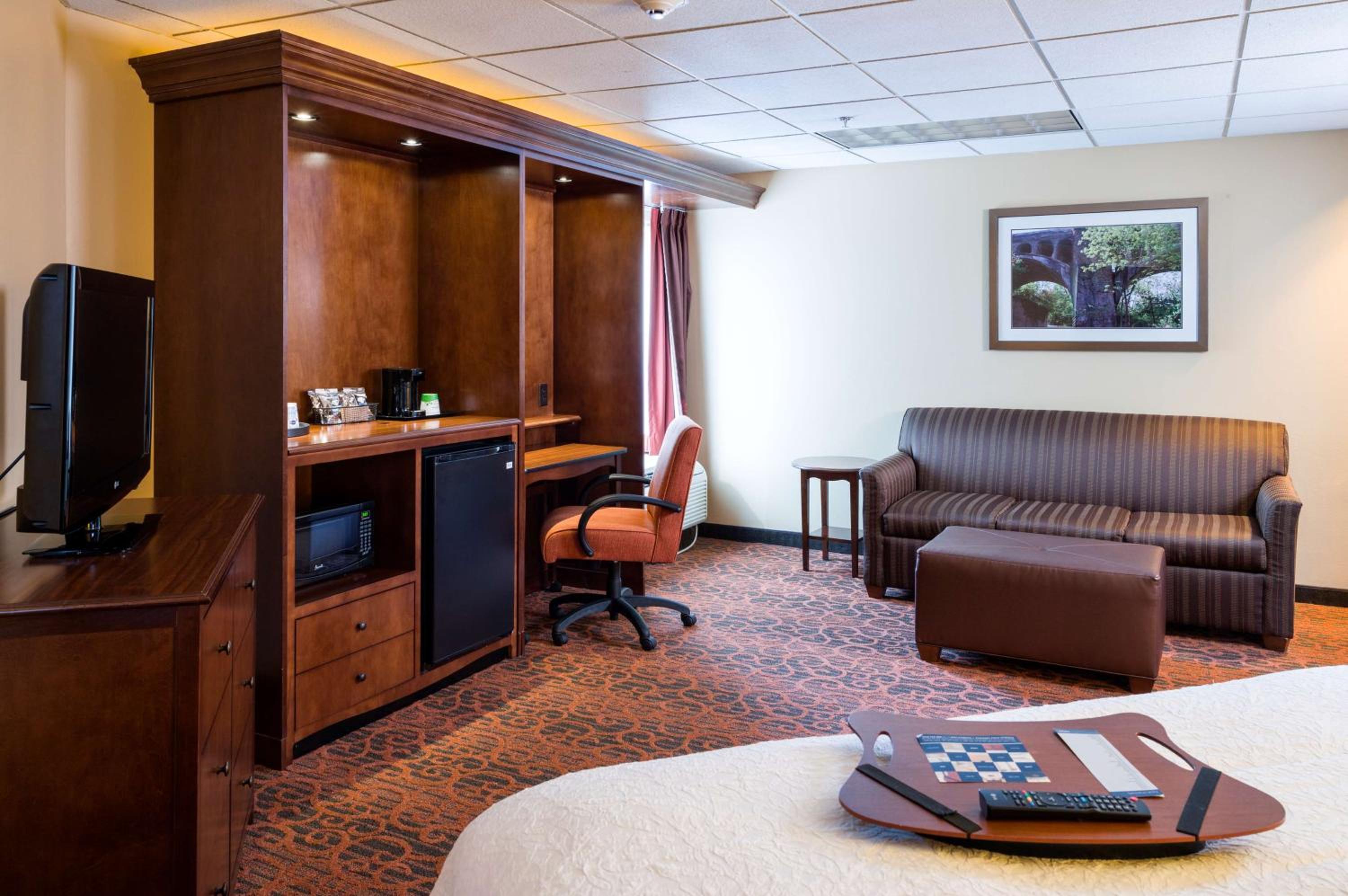 Queen Room with Mobility Access/Non-Smoking - Photo 2