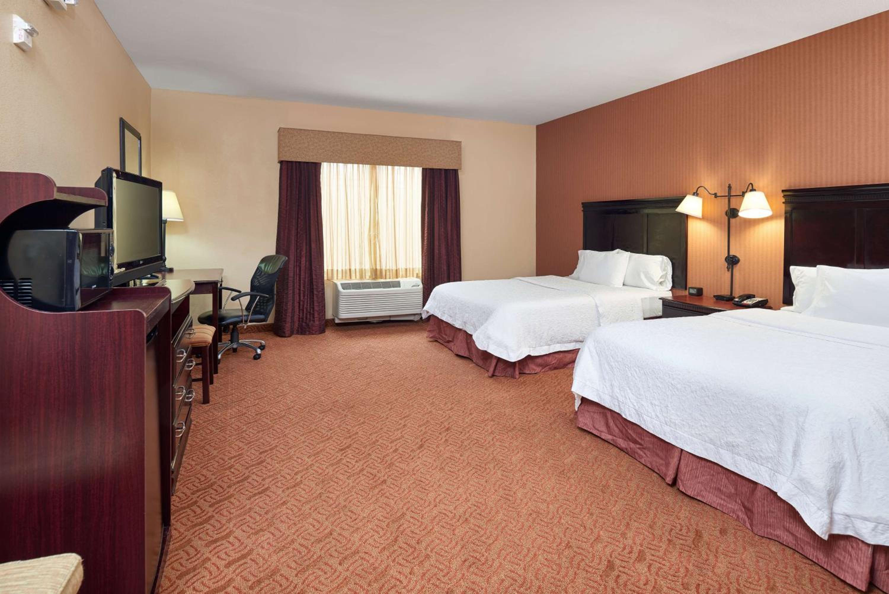 Room with Two Queen Beds - Non-Smoking - Photo 3