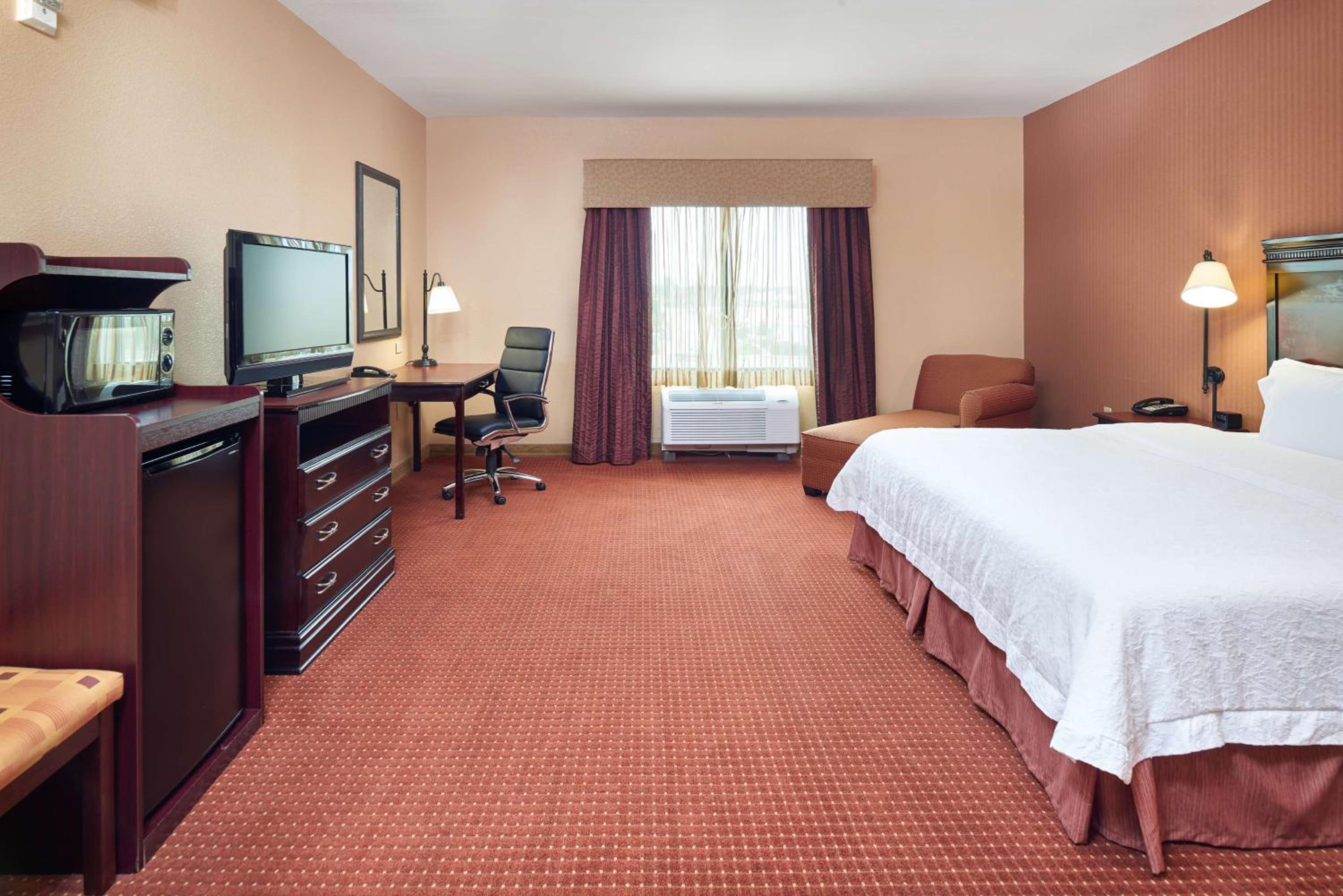 King Room with Accessible Tub - Mobility and Hearing Access/Non-Smoking - Photo 5