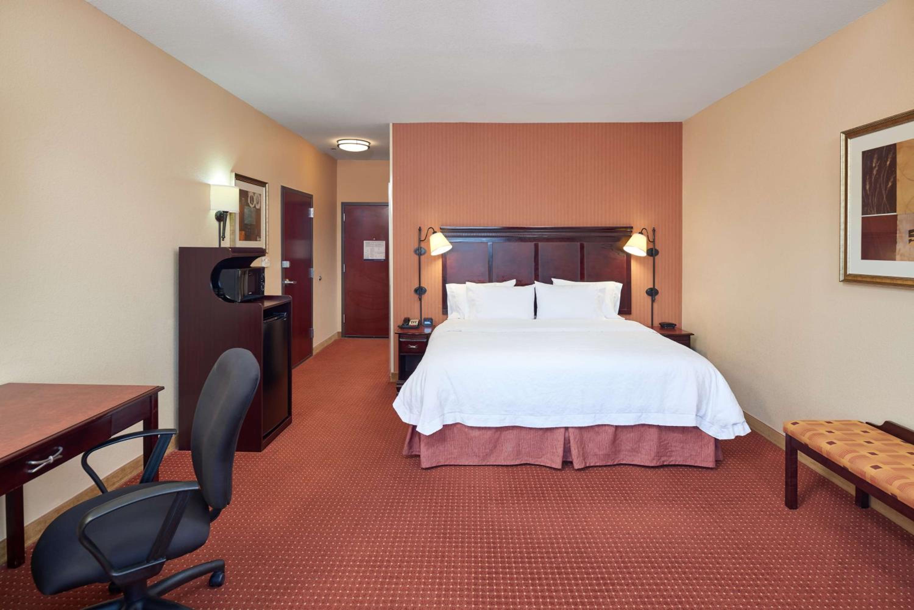 King Room with King Bed - Non-Smoking - Photo 2