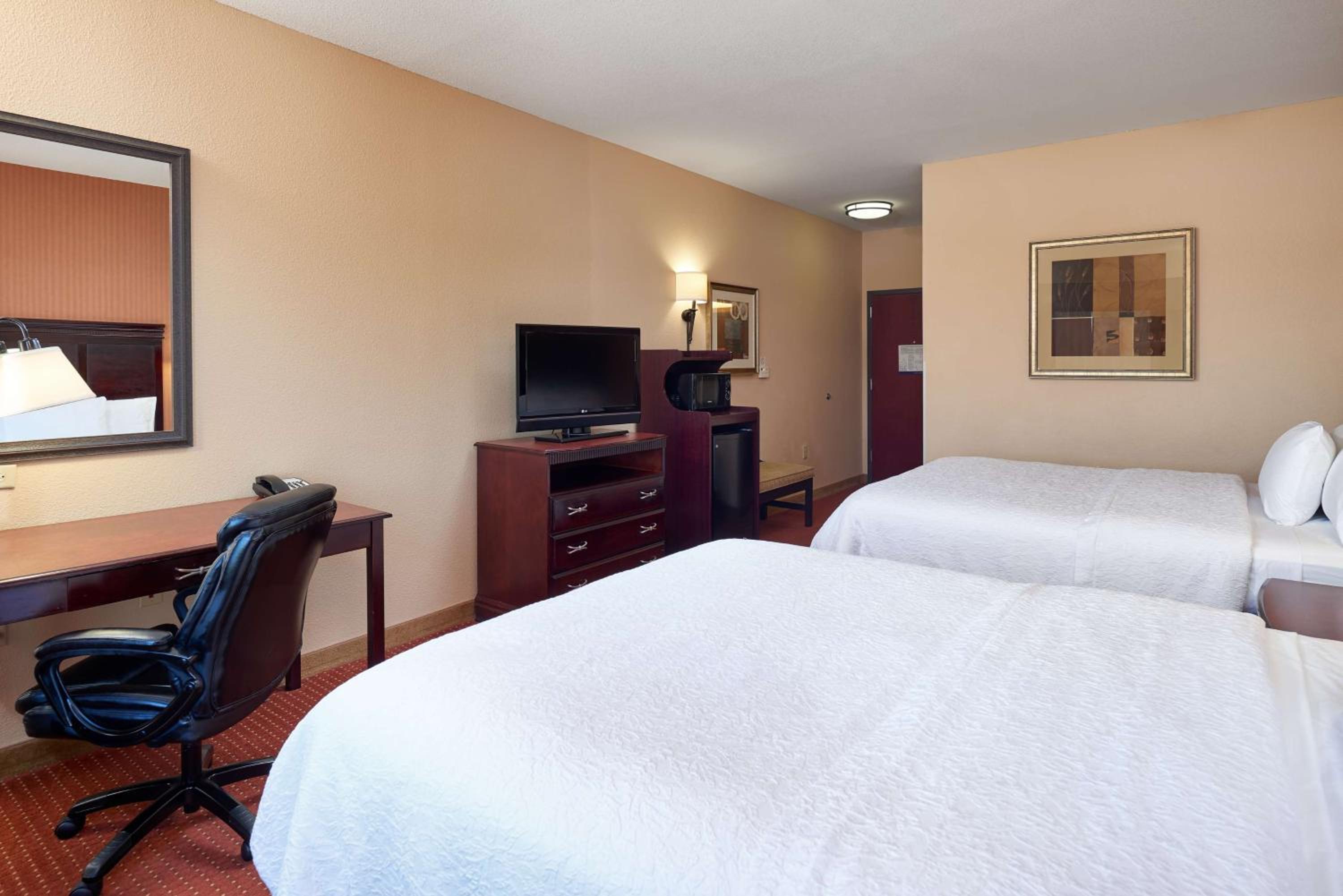 Room with Two Queen Beds - Non-Smoking - Photo 4