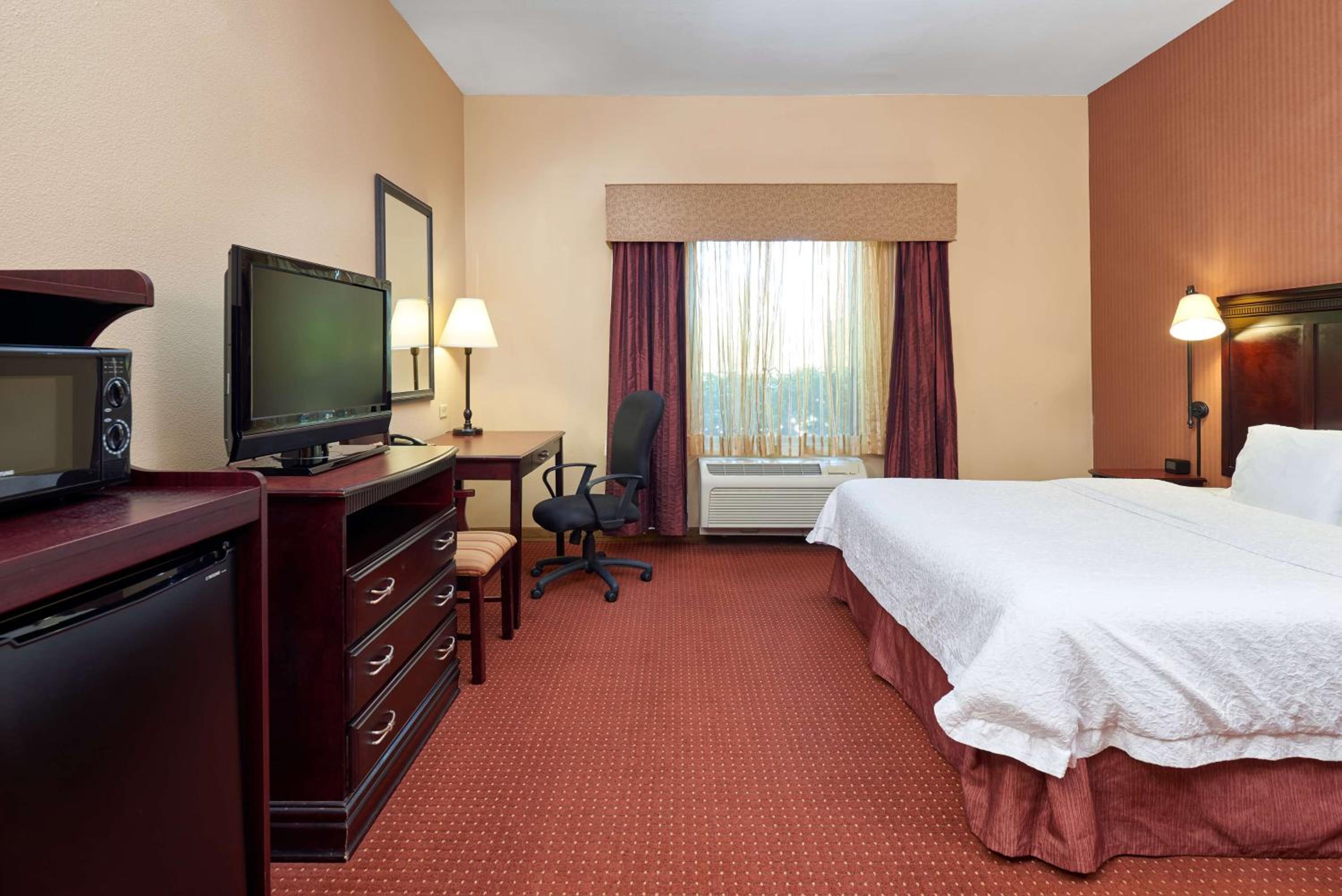 King Room with King Bed - Non-Smoking - Photo 1