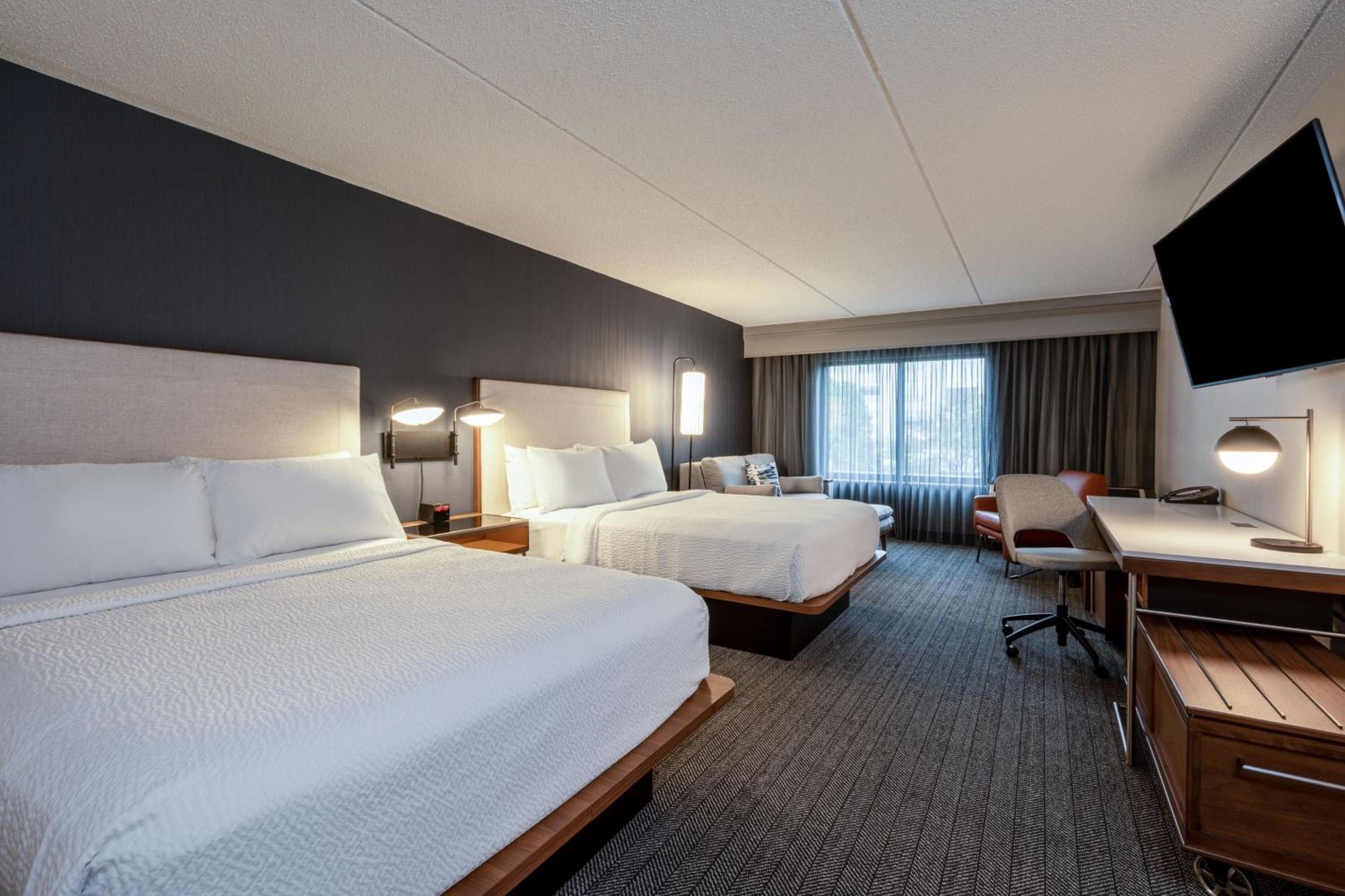 Superior Queen Room with Two Queen Beds - Photo 8