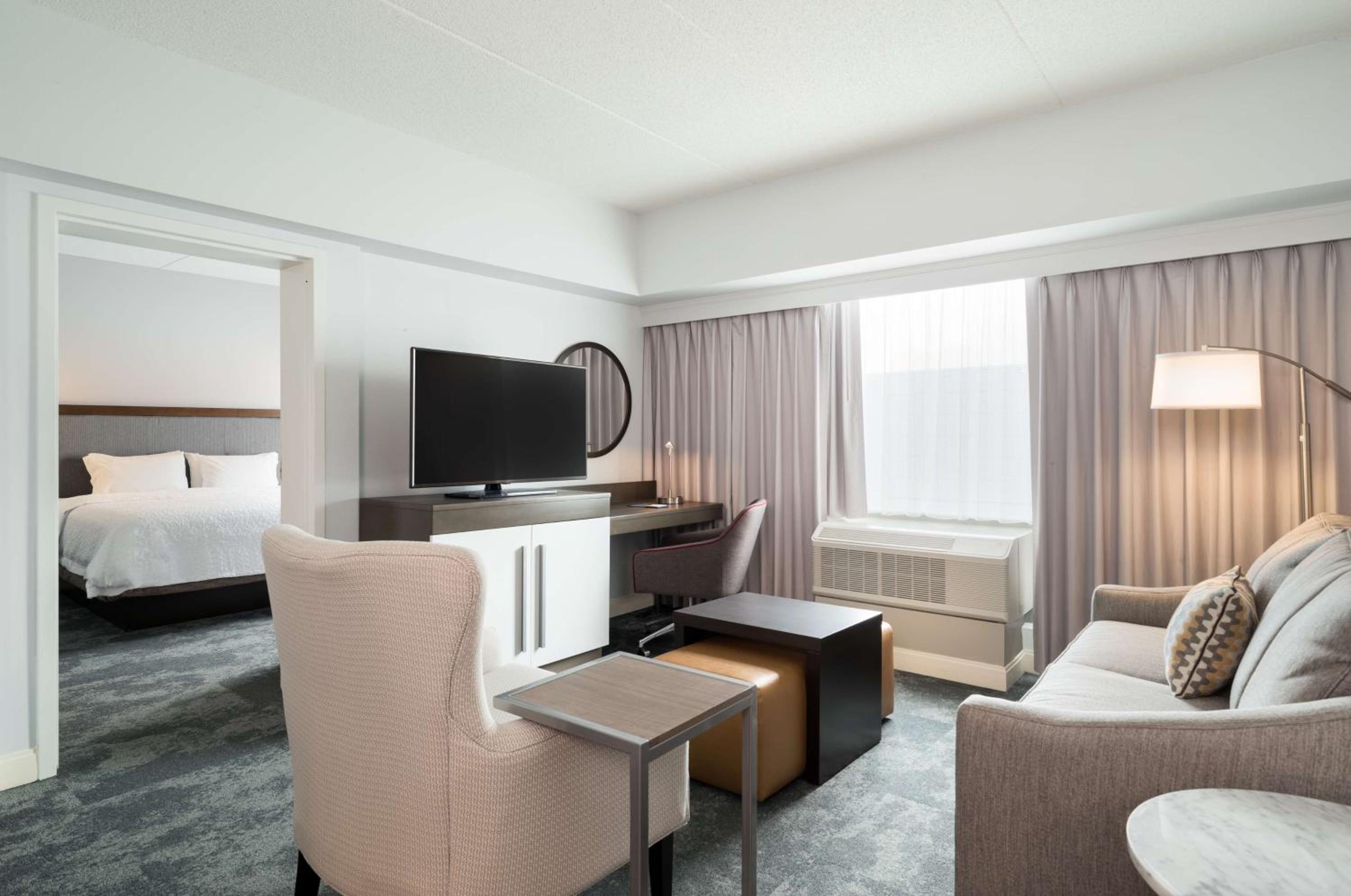 One-Bedroom King Suite with Sofa Bed - Non-Smoking - Photo 3