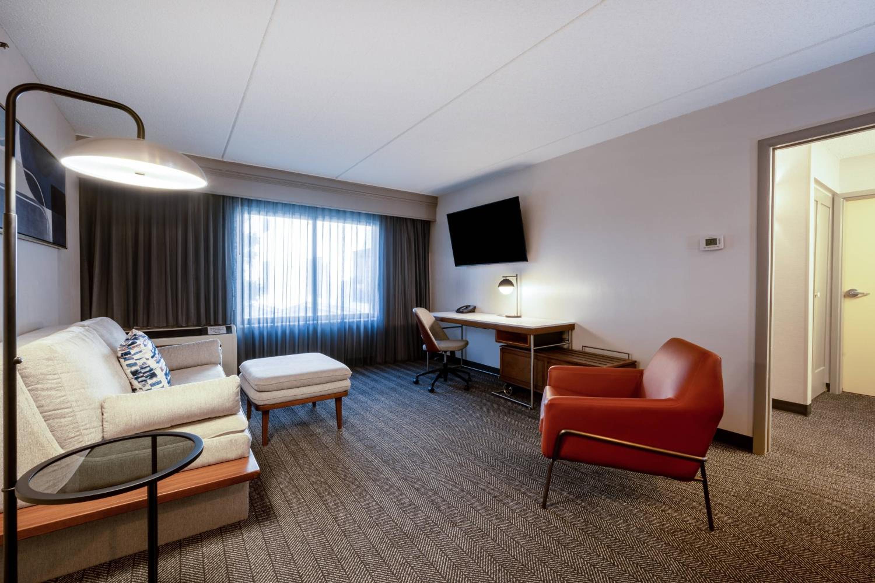 One-Bedroom King Suite with Sofa Bed - Photo 2