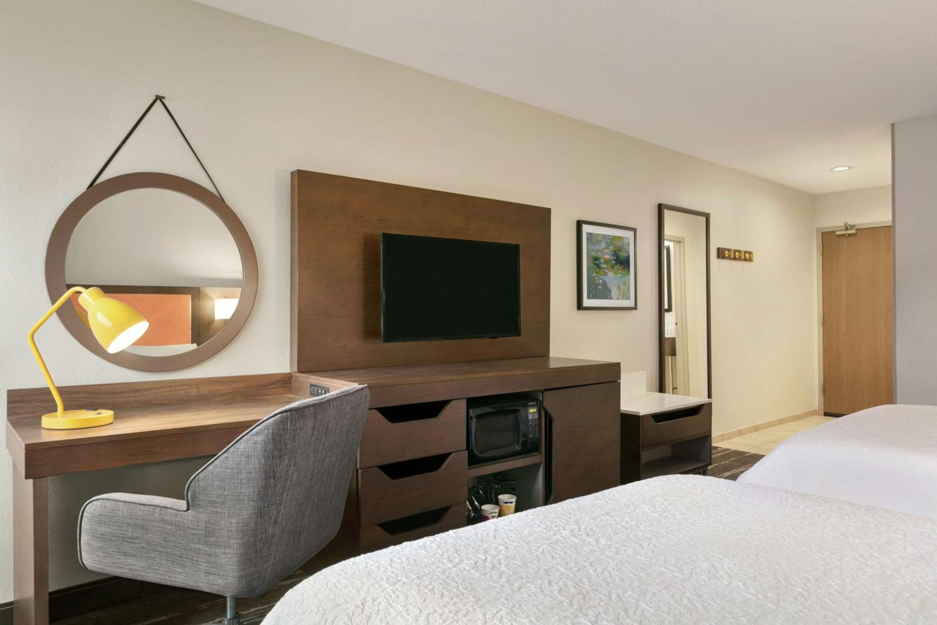 Queen Room with Two Queen Beds - Photo 4