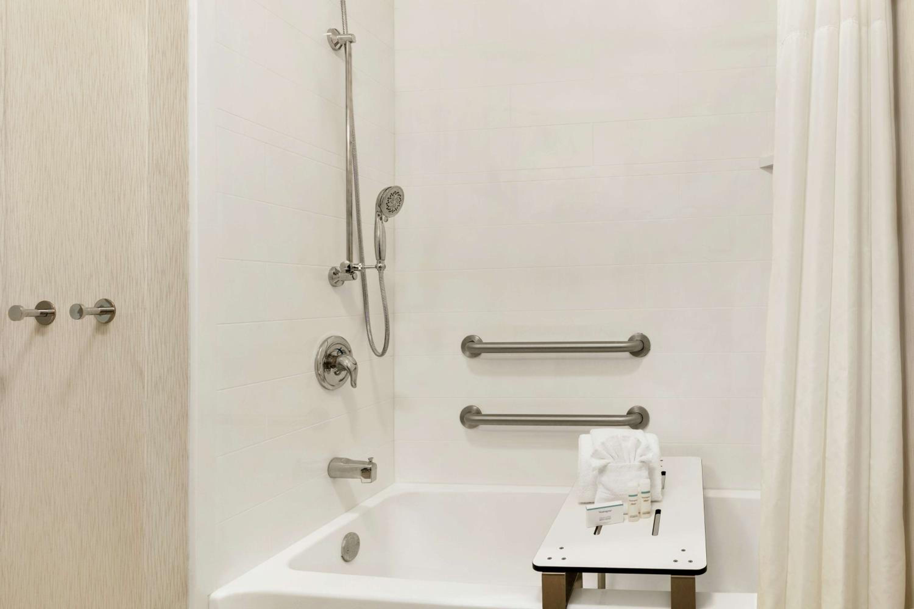 Queen Room with Two Queen Beds and Bath Tub - Mobility Access - Photo 2