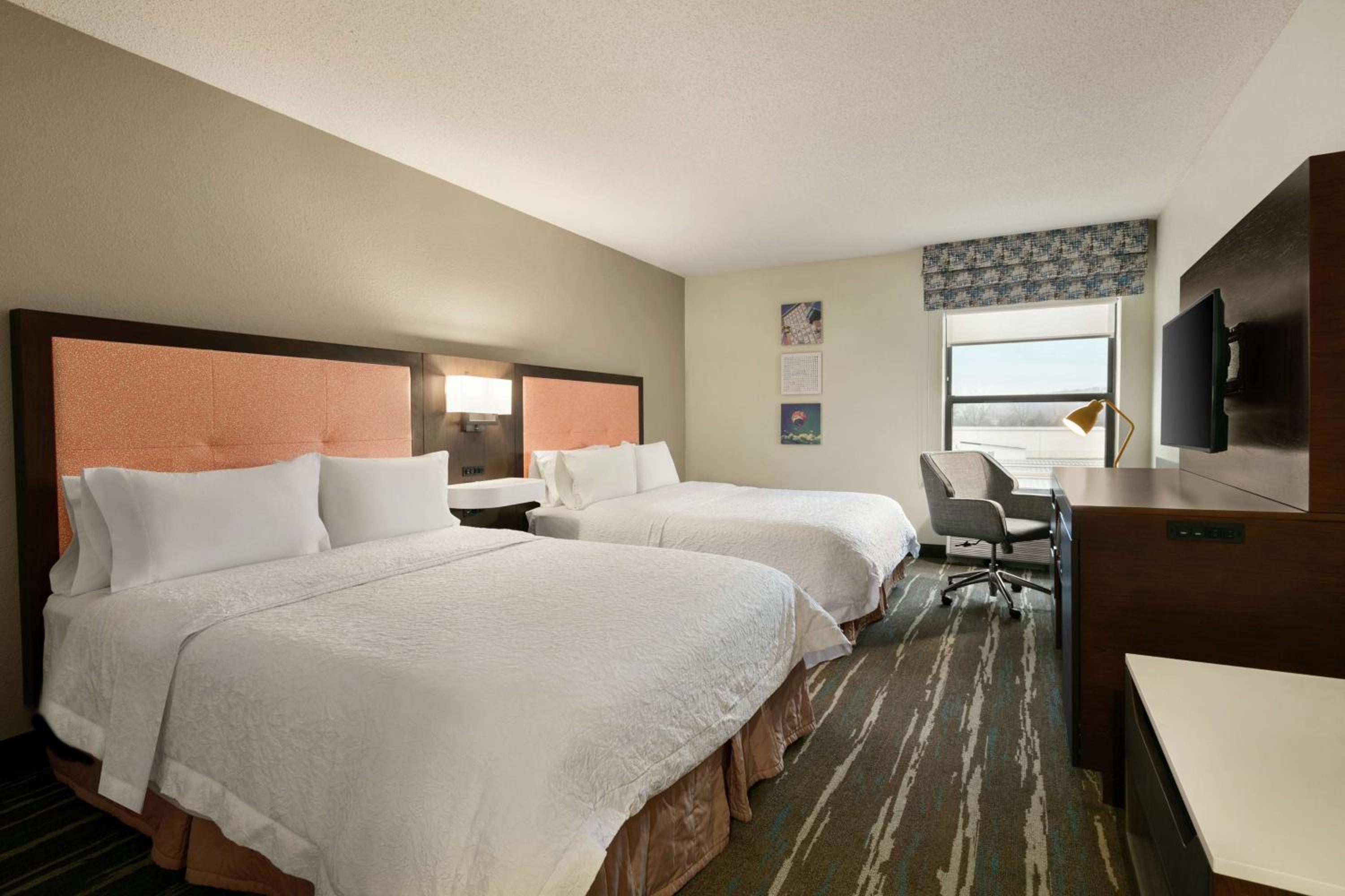 Queen Room with Two Queen Beds - Photo 5