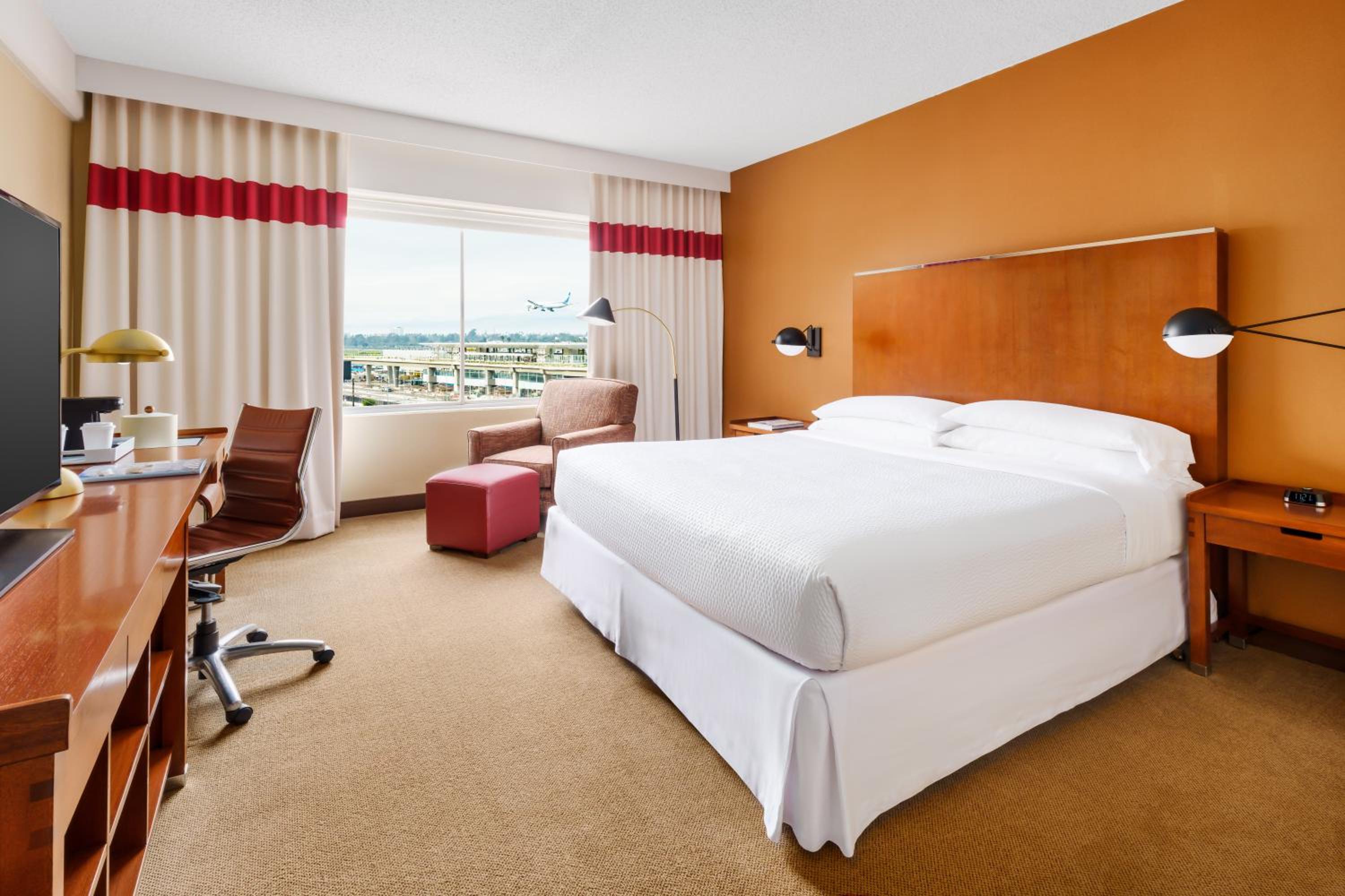 Large King Room With Roll-In Shower - Mobility Accessible photo 1