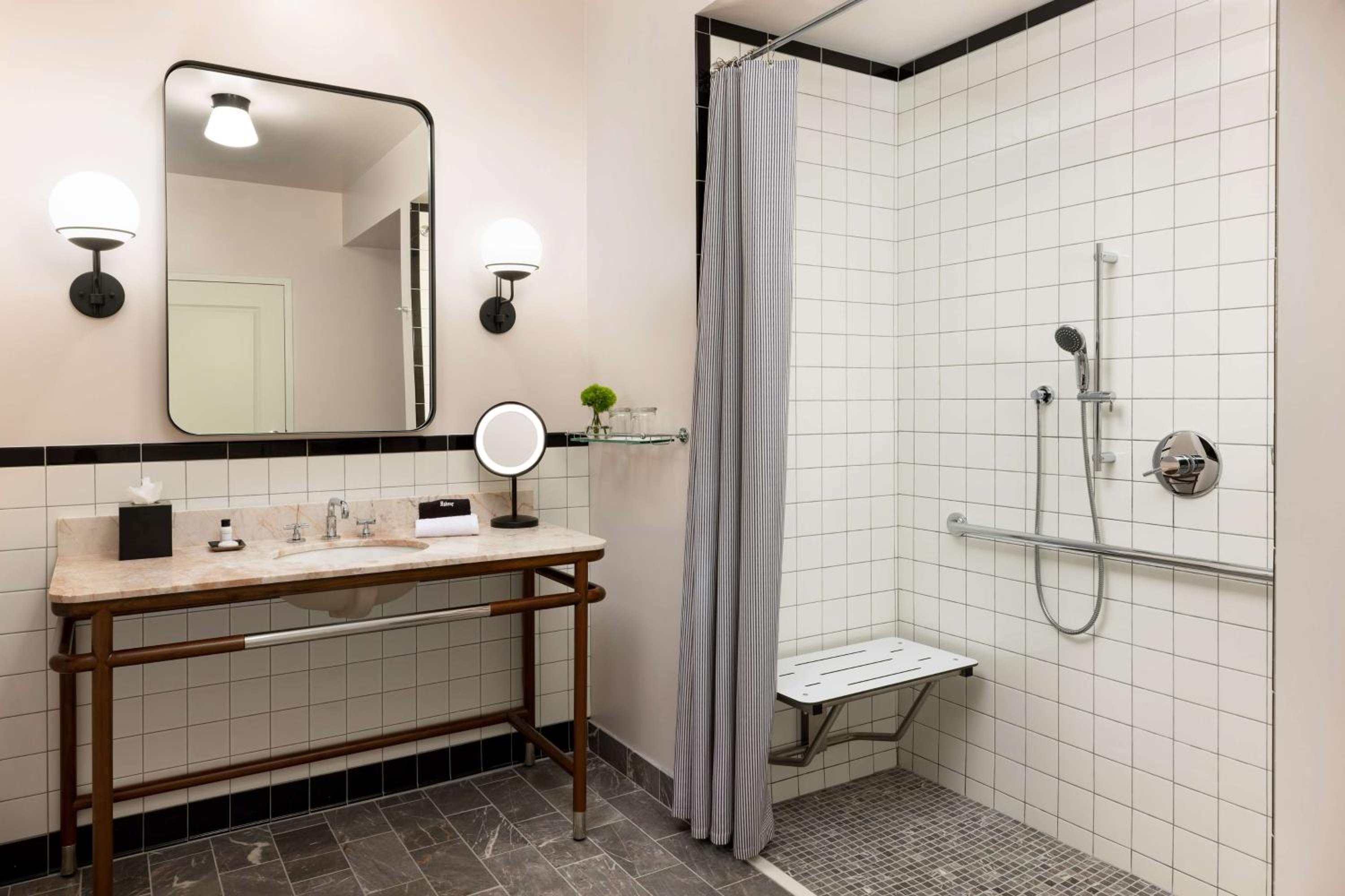 King Room with Roll-In Shower - Mobility Access - Photo 3