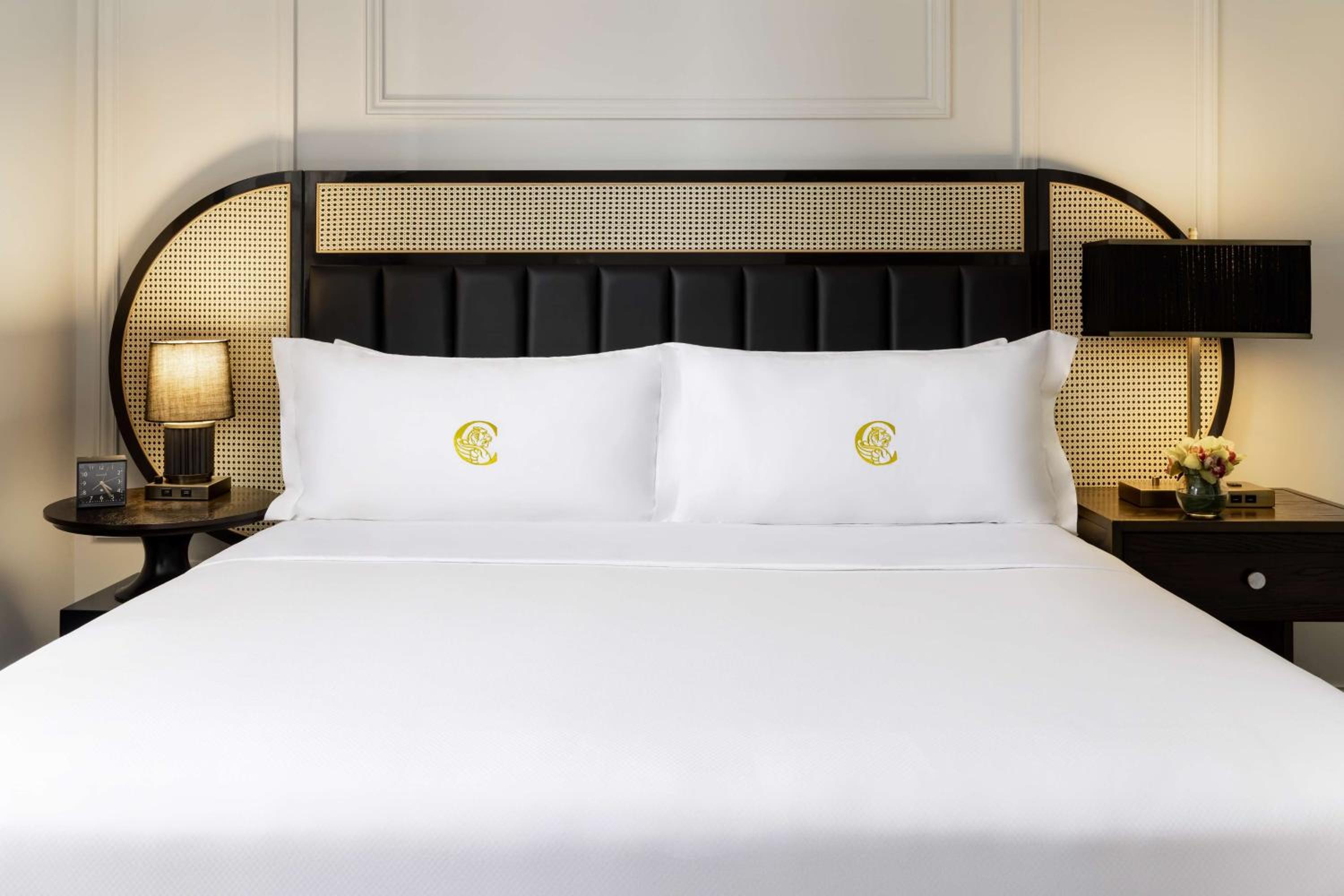 Deluxe King Room with City View - Photo 2