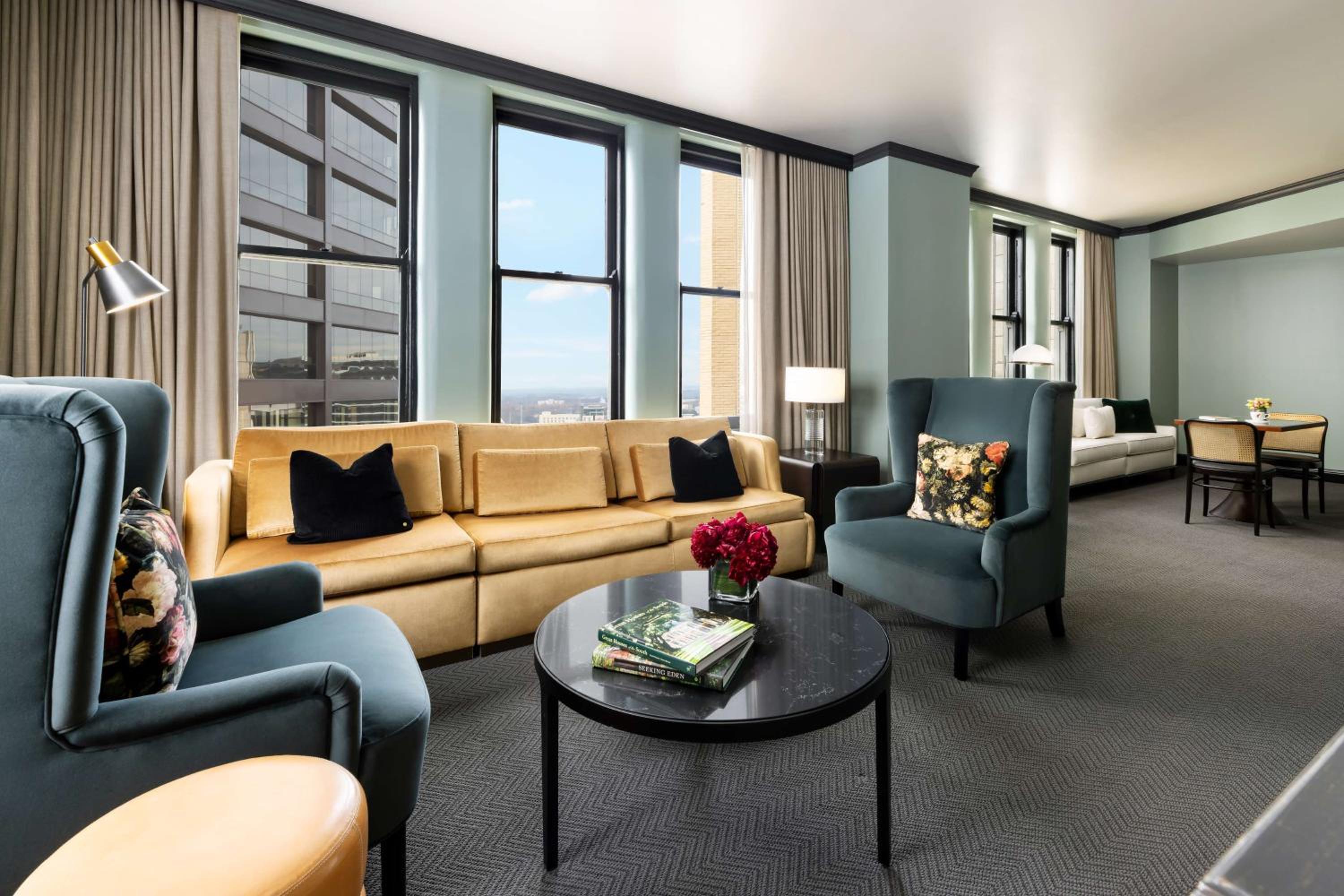 One-Bedroom King Suite with City View - Photo 3
