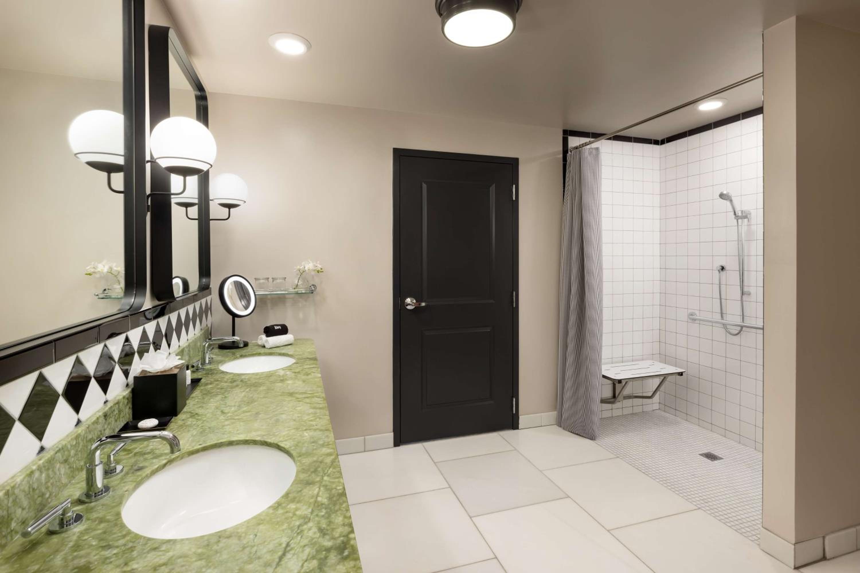 One-Bedroom King Suite with City View - Photo 6
