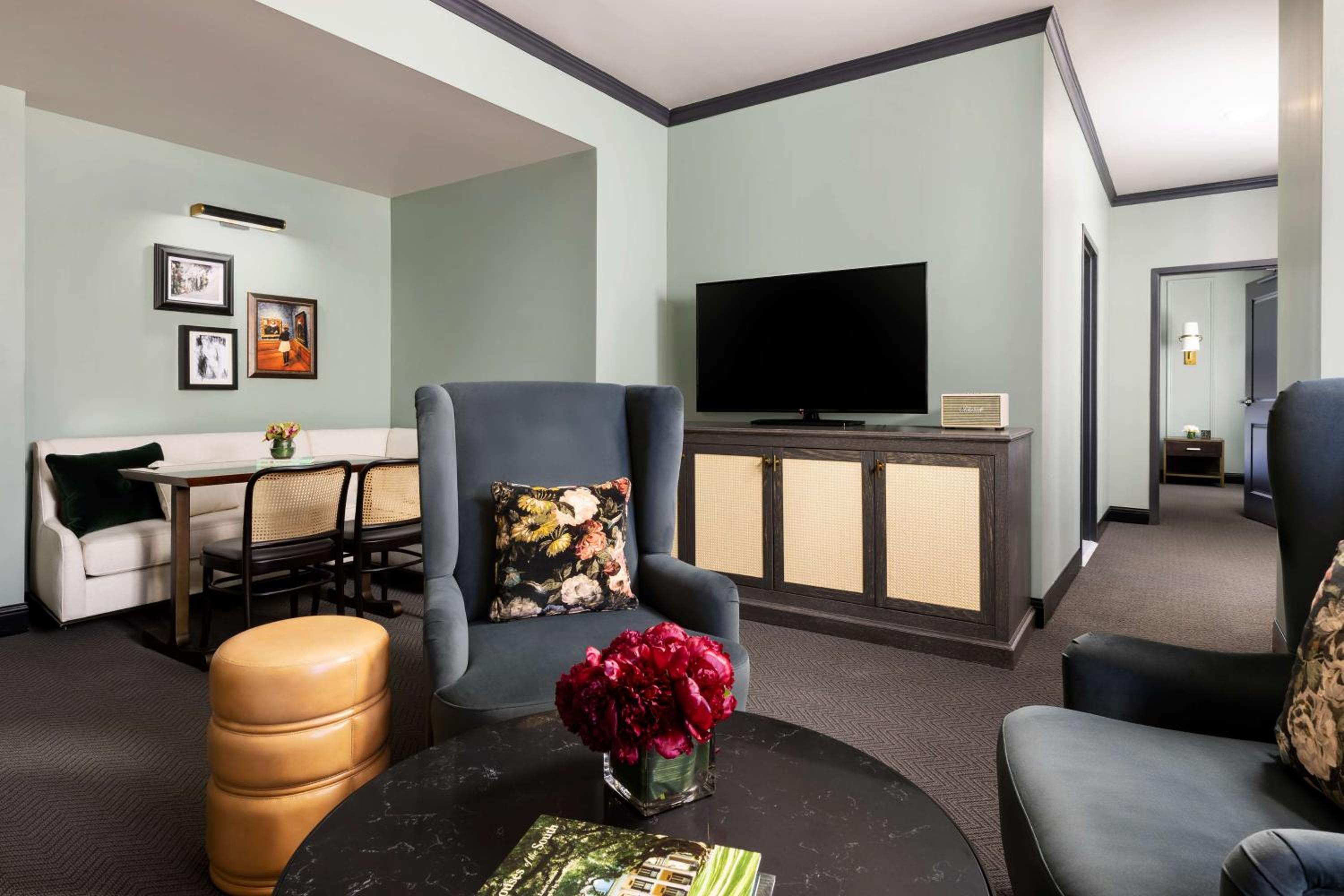 One-Bedroom King Suite with City View - Hearing Access - Photo 4