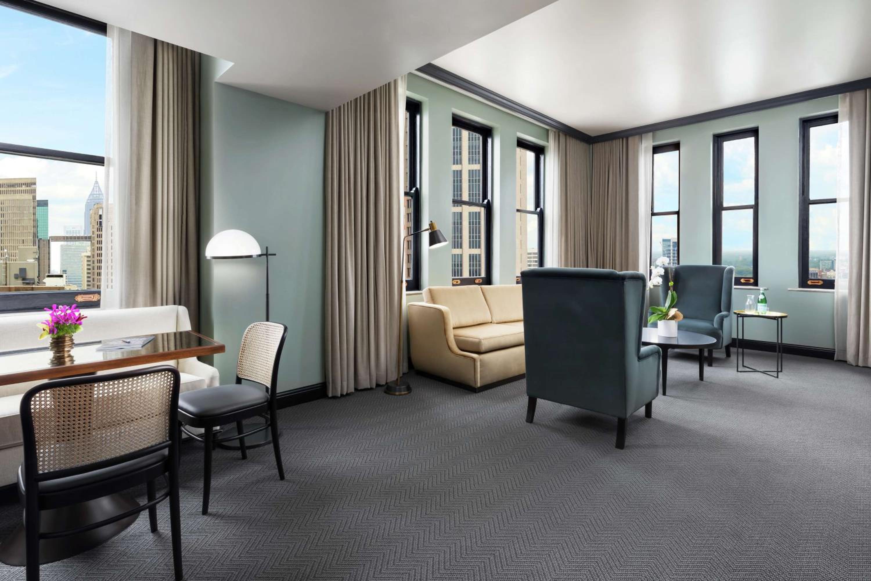 One-Bedroom King Suite with City View - Photo 4