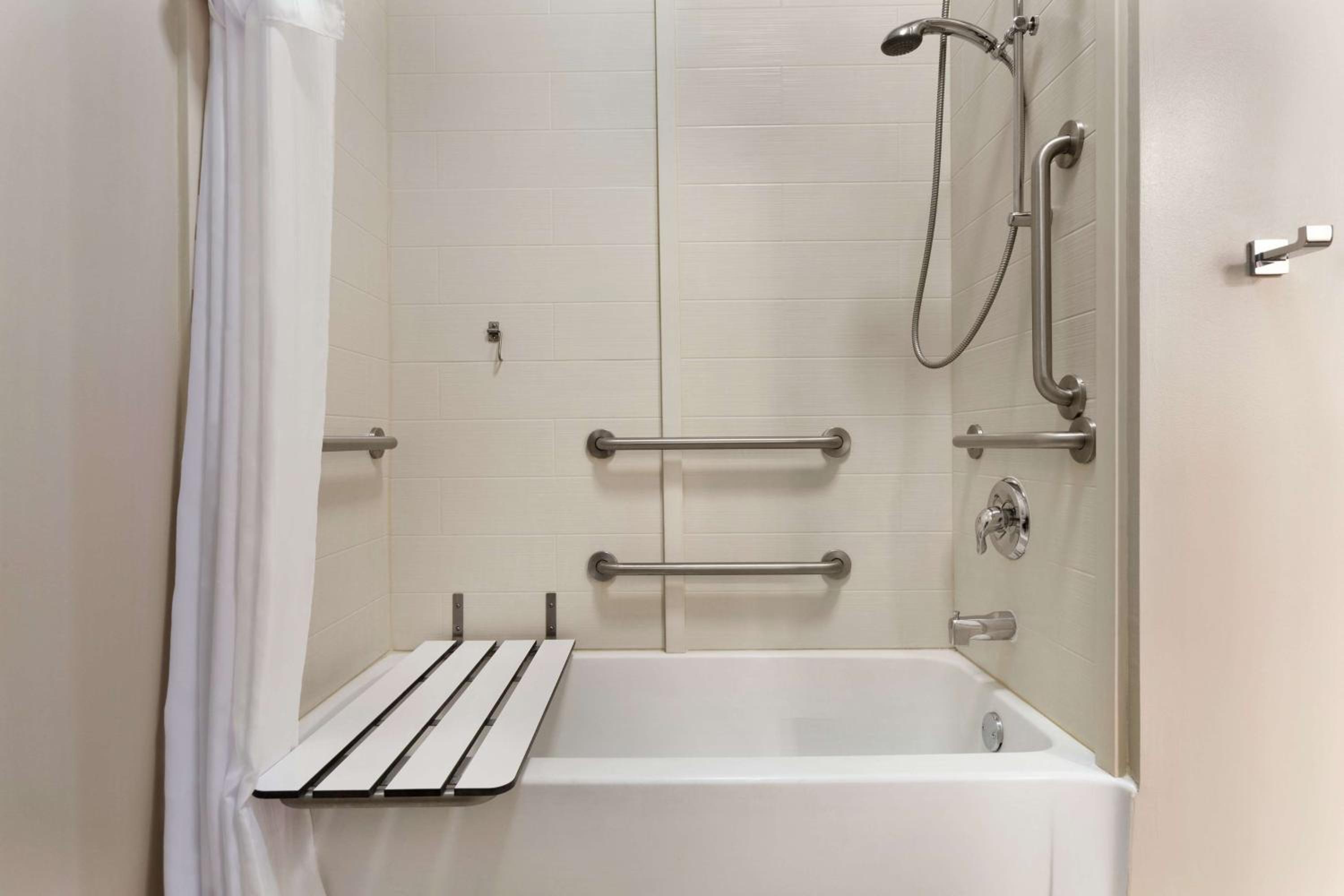 Queen Suite - Hearing Access/Non-Smoking - Photo 4