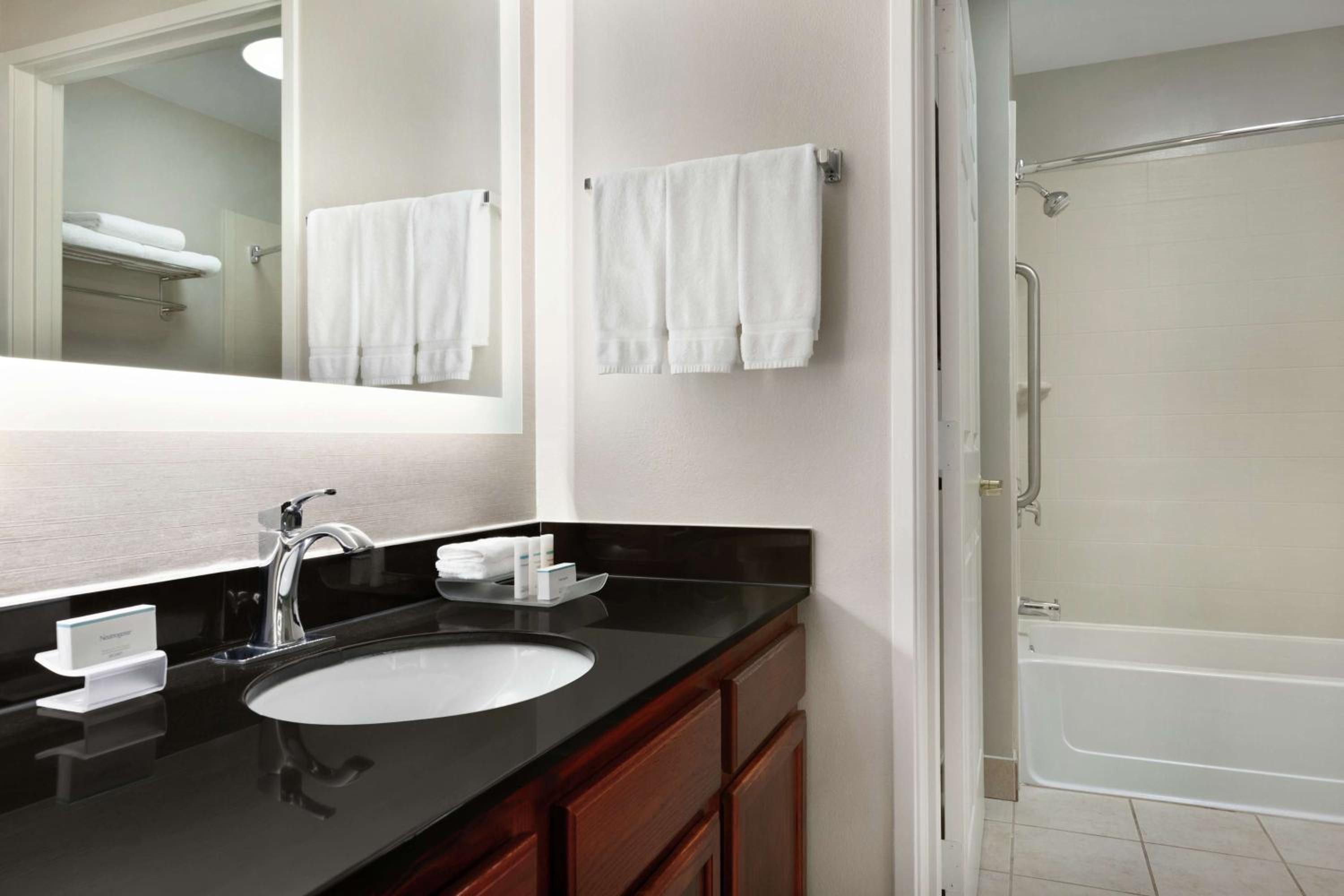 King Studio Suite - Non-Smoking - Photo 3