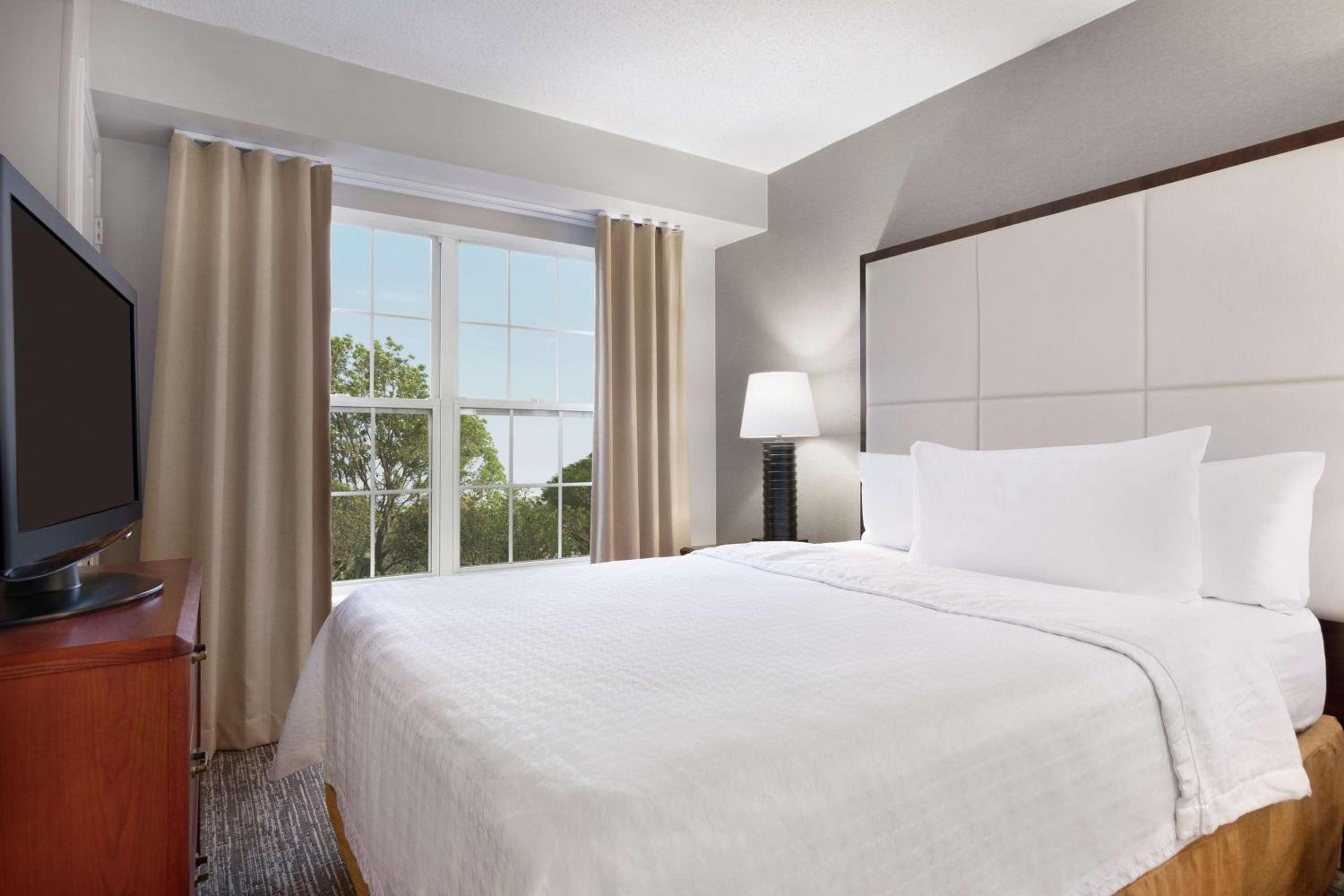 One-Bedroom Queen Suite - Non-Smoking - Photo 1