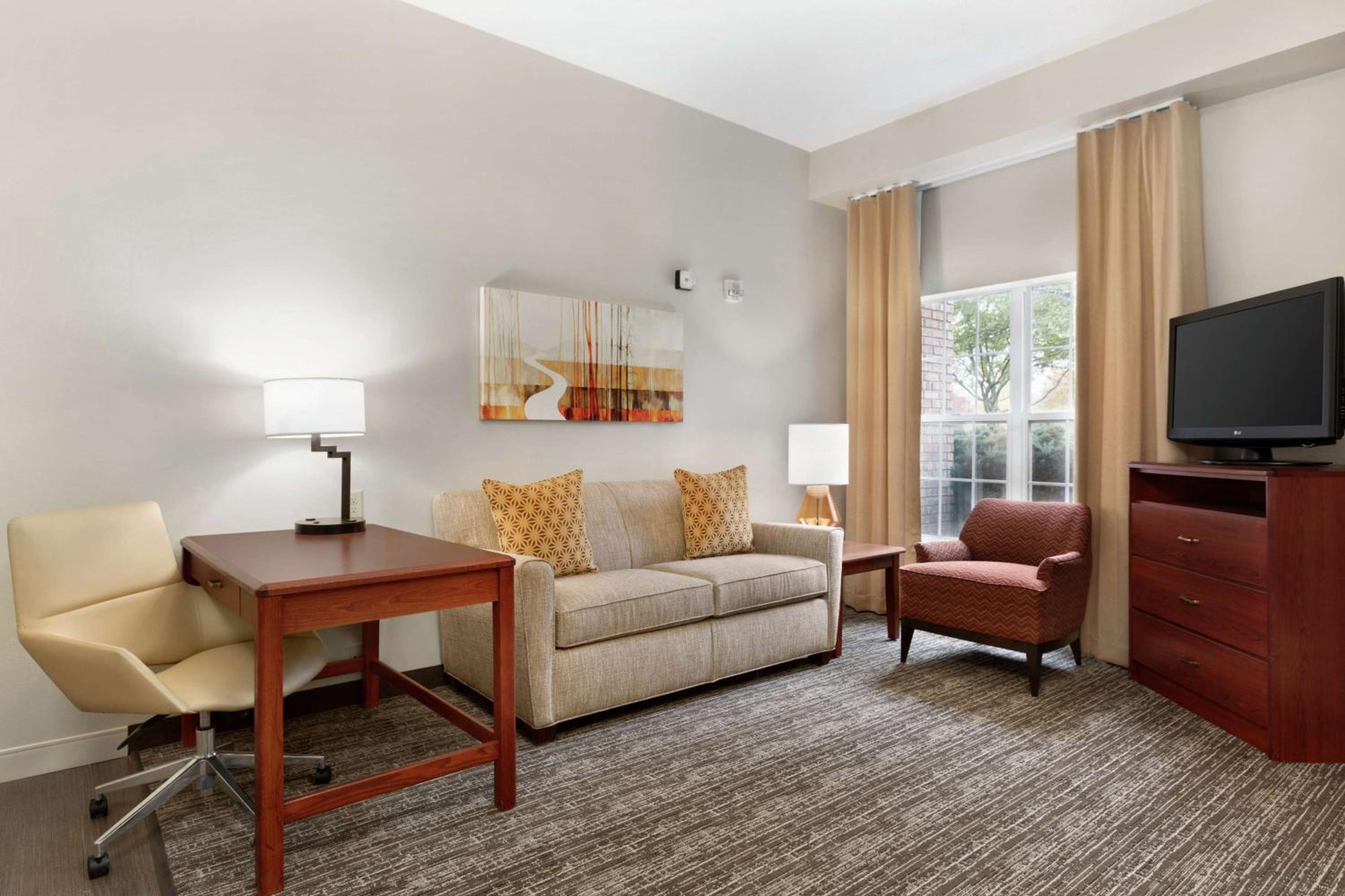 Queen Suite - Hearing Access/Non-Smoking - Photo 1