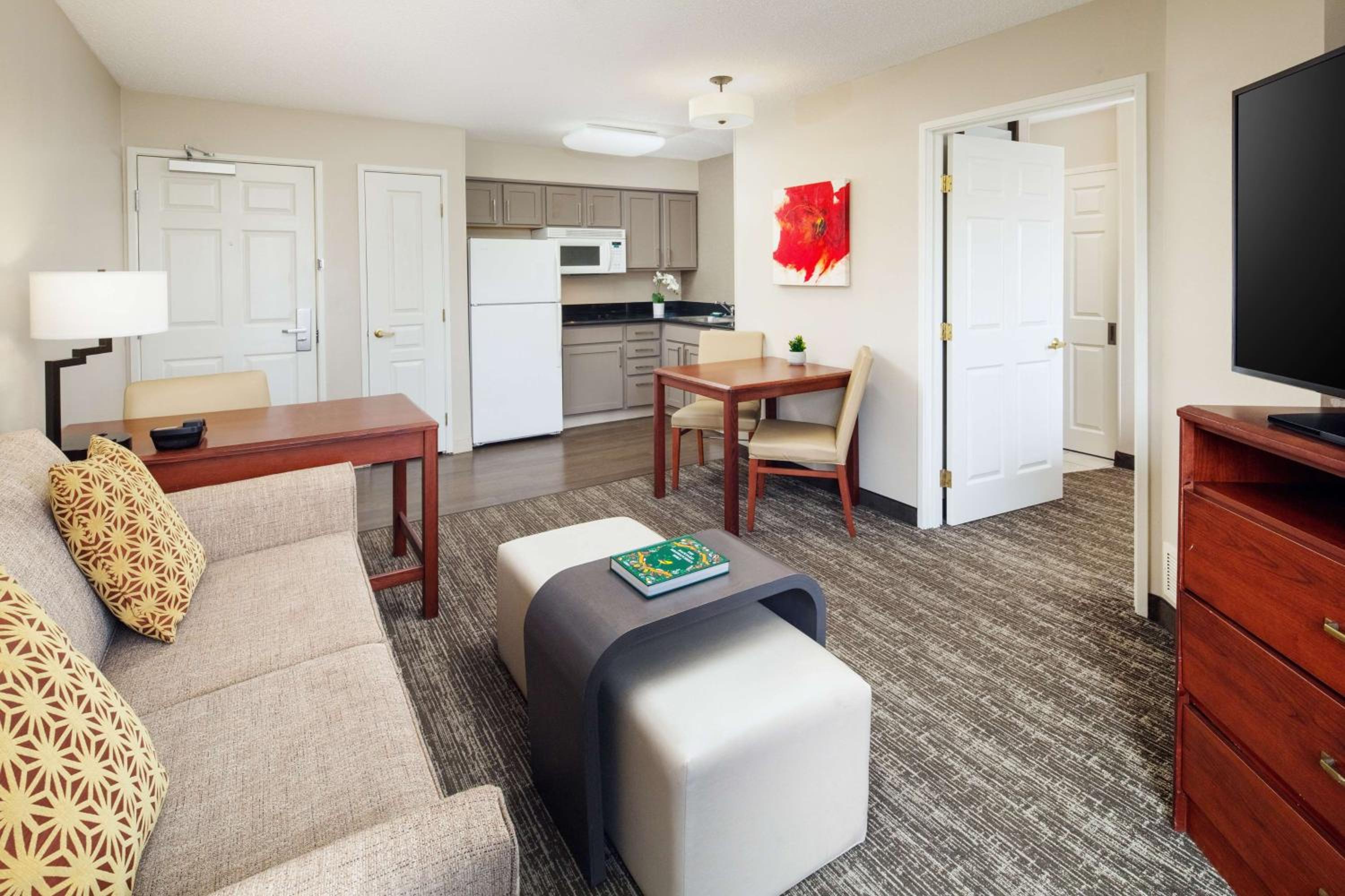 One-Bedroom Queen Suite - Non-Smoking - Photo 8