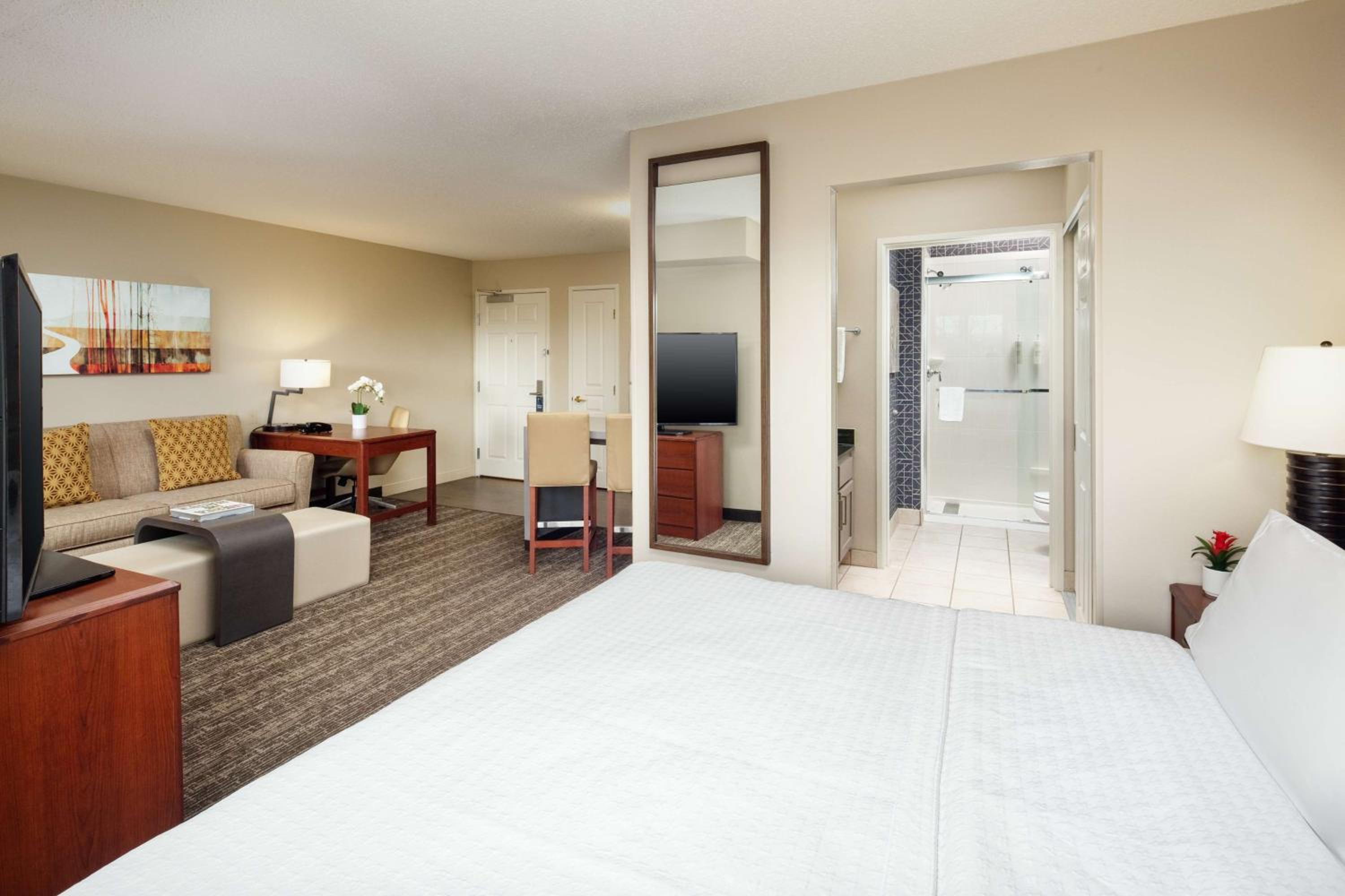 King Studio Suite - Non-Smoking - Photo 6