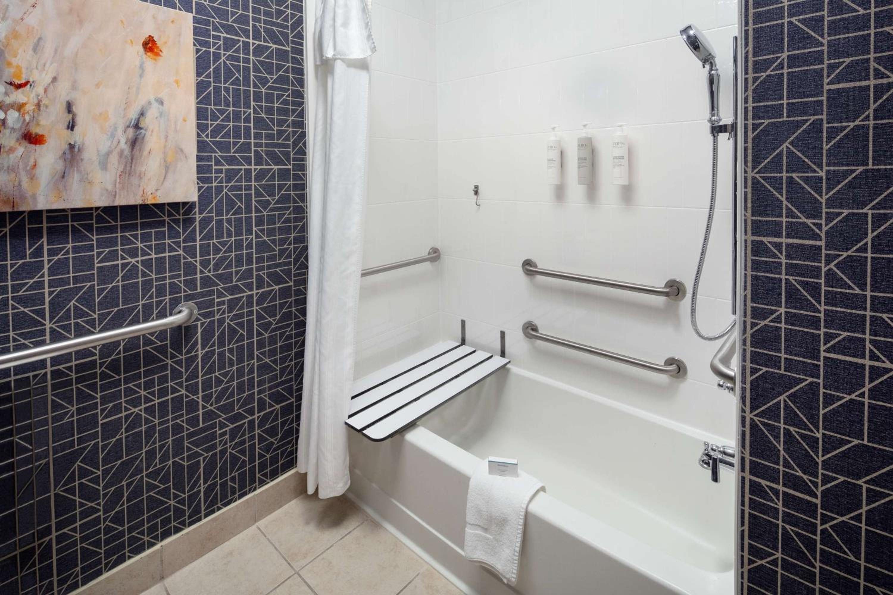 Queen Suite - Hearing Access/Non-Smoking - Photo 9