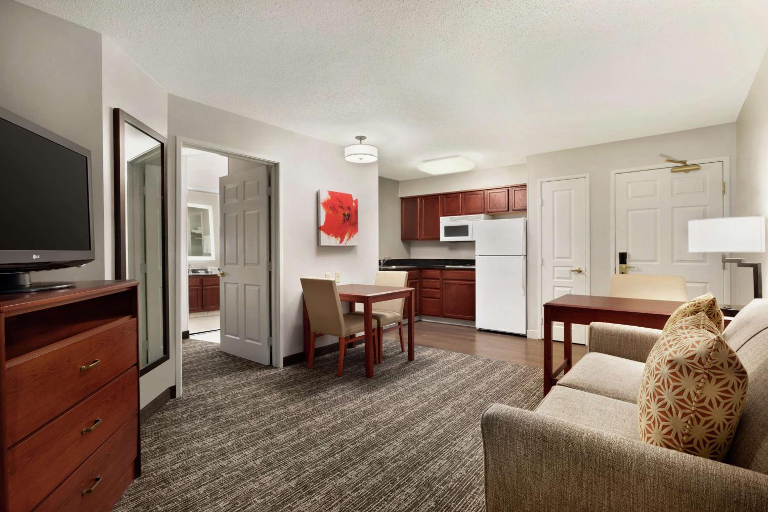 One-Bedroom Queen Suite - Non-Smoking - Photo 6