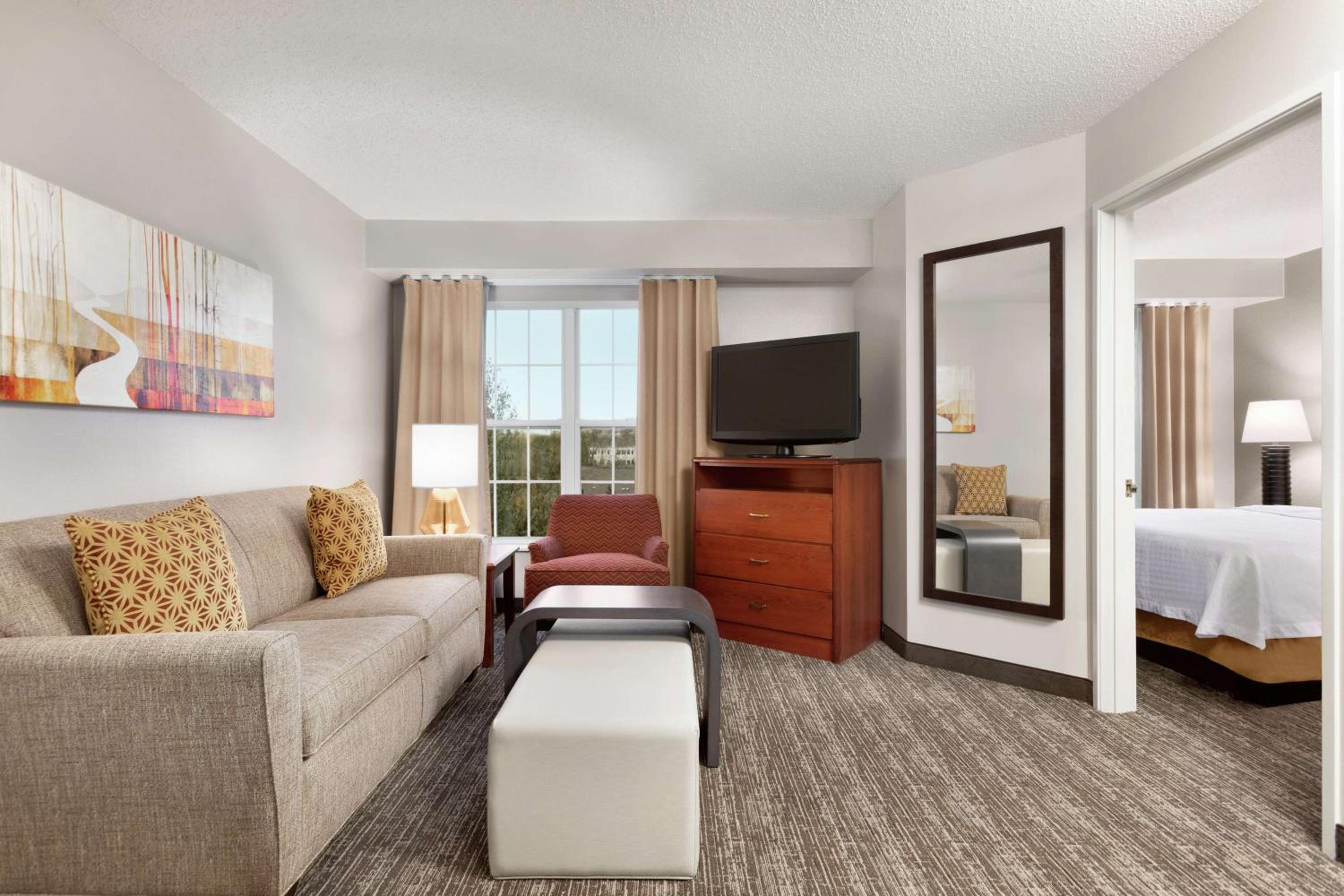 One-Bedroom Queen Suite - Non-Smoking - Photo 5