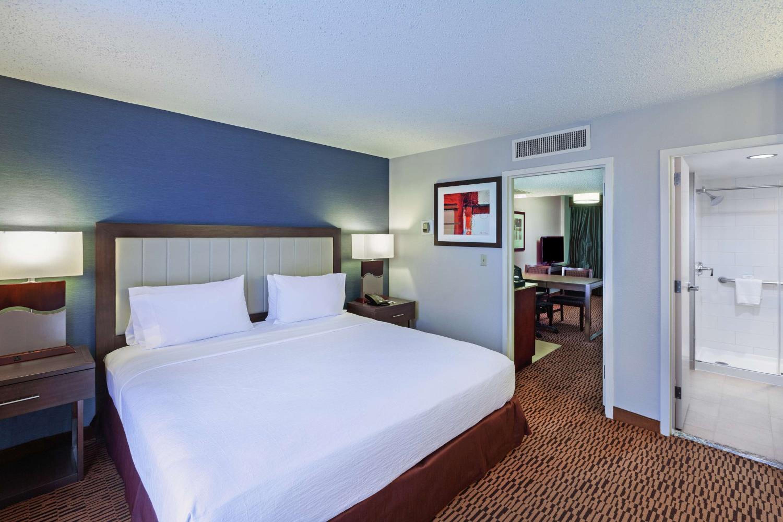 Two-Room King Suite with City View - High Floor - Photo 2