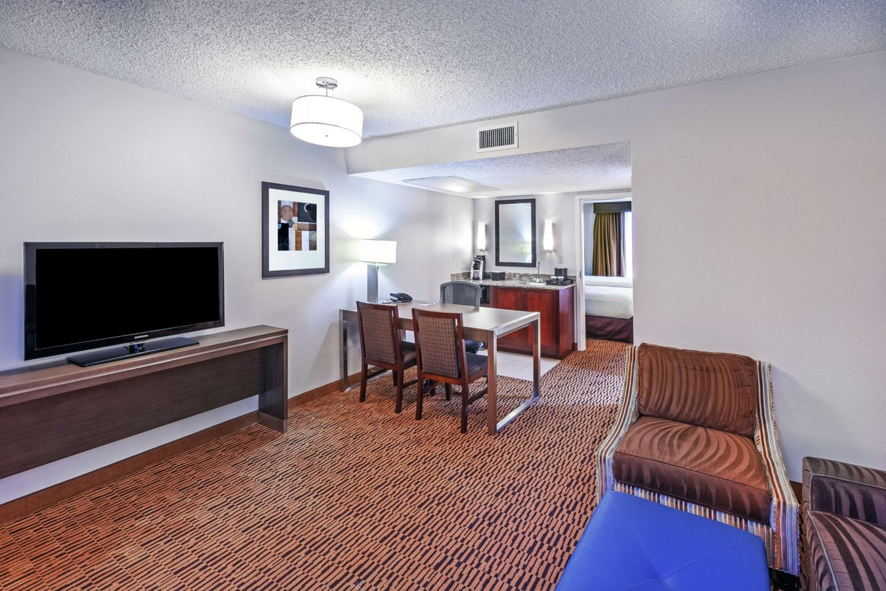 Two-Room King Suite - Non-Smoking - Photo 5