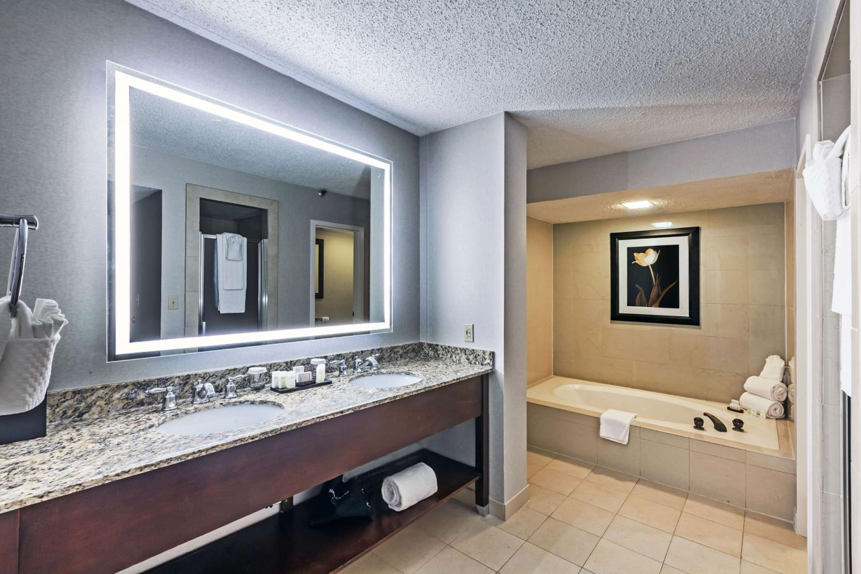 Executive King Room - Non-Smoking - Photo 3